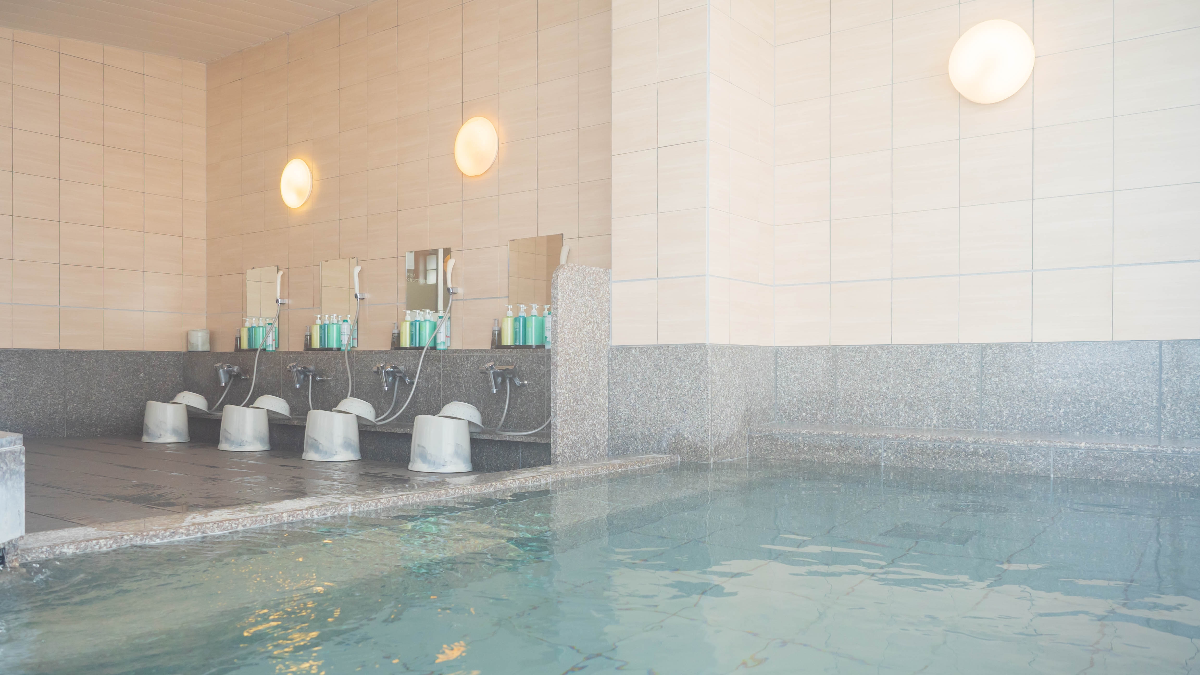 Men's large public bath: Radium artificial hot spring "Tabibito no Yu" - Refresh yourself after your travels in the spacious large bath!