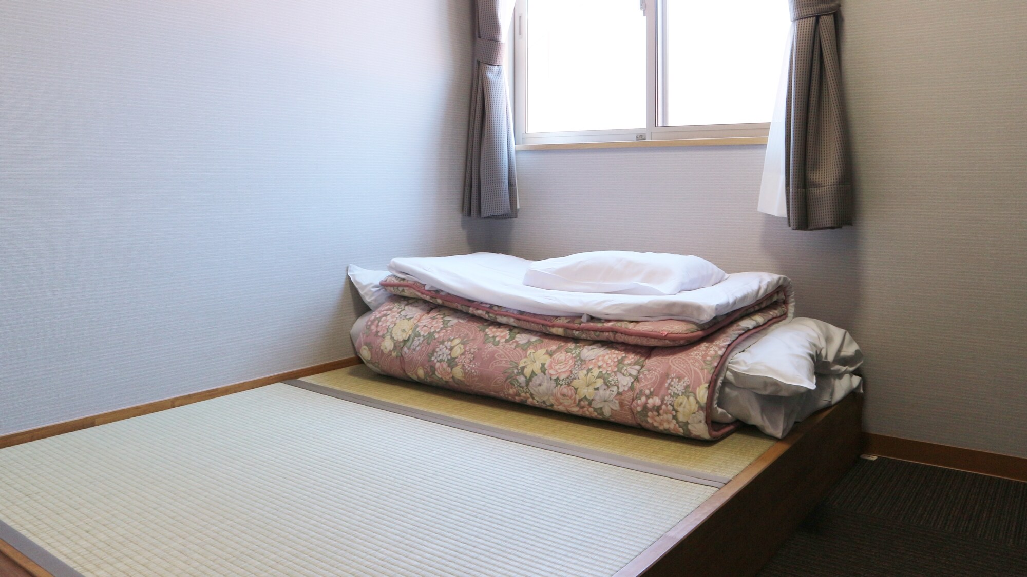 * [Example of guest room] Japanese-style room 4.5 tatami mats. Although it is a Western-style room, the bed is tatami mats (Wi-Fi is free).