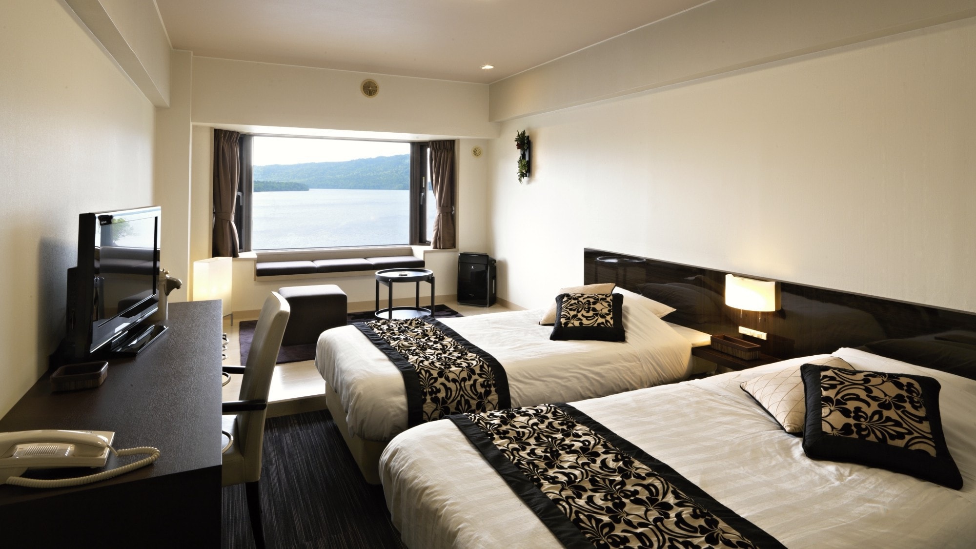 [Lake side] New Western-style room / All rooms are Western-style spaces with a calm atmosphere overlooking Lake Akan. (Example of guest room)