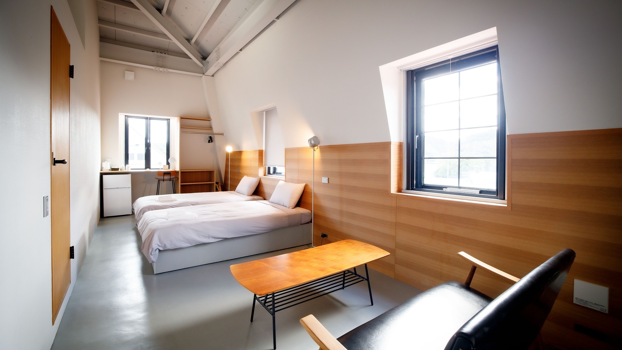 [Luxury Twin] This room has a high ceiling and is open.