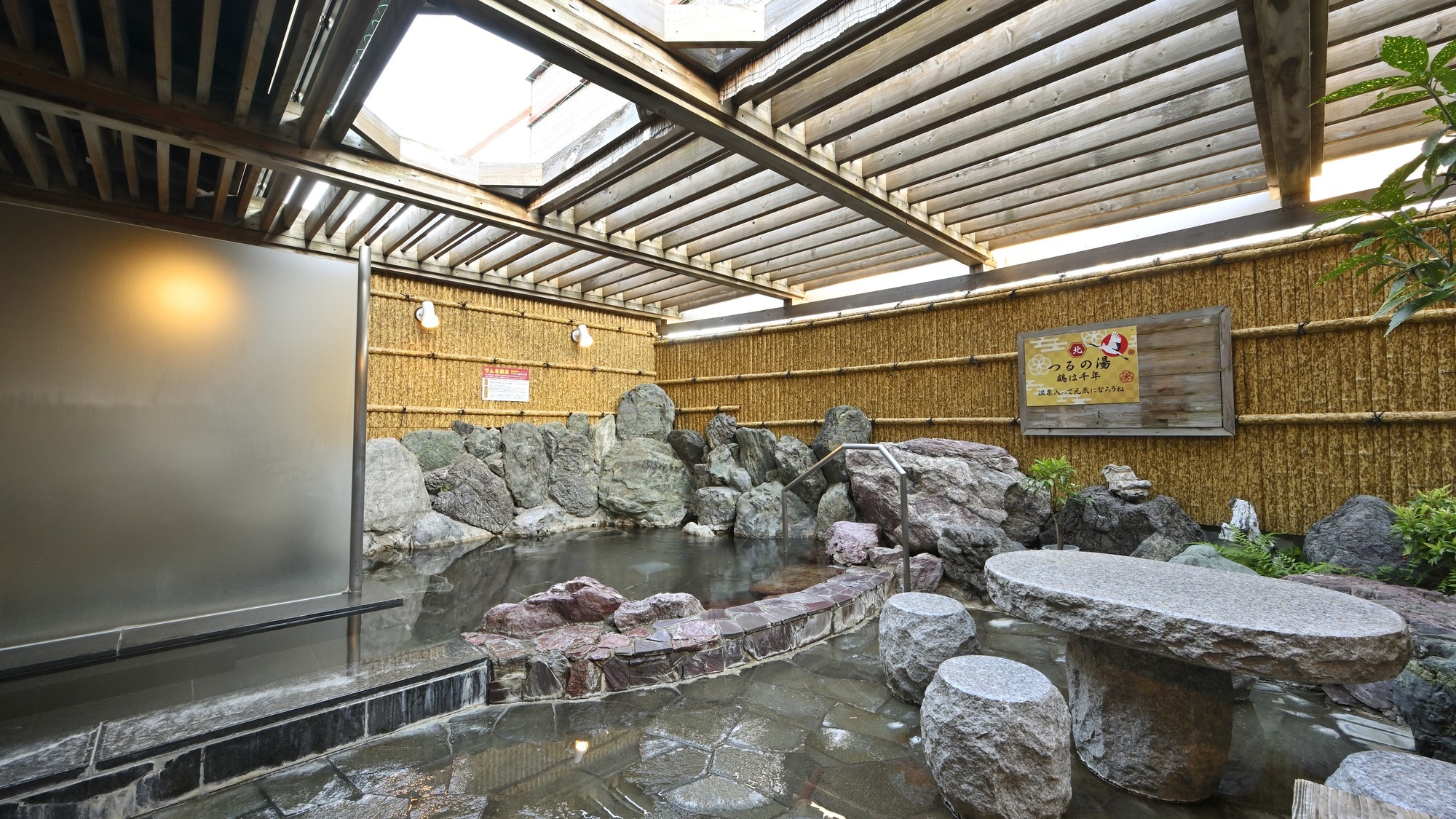 ■ [Ryoma no Yu] Men's bath. An open-air stone bath. You can lie down and enjoy the view of the sky.
