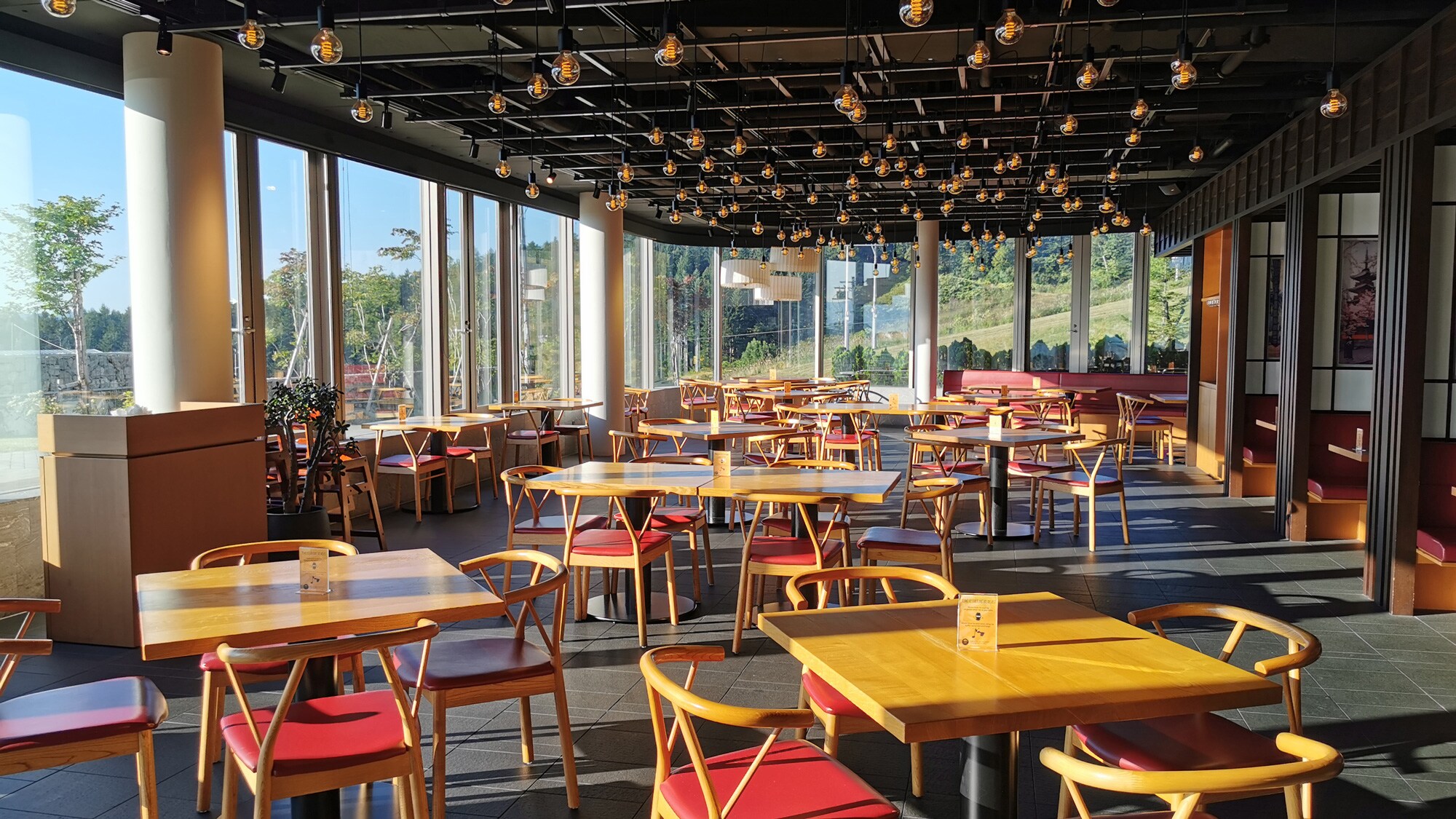 Kumo Restaurant: On a clear day, you can see Mt. Yotei from the windows.