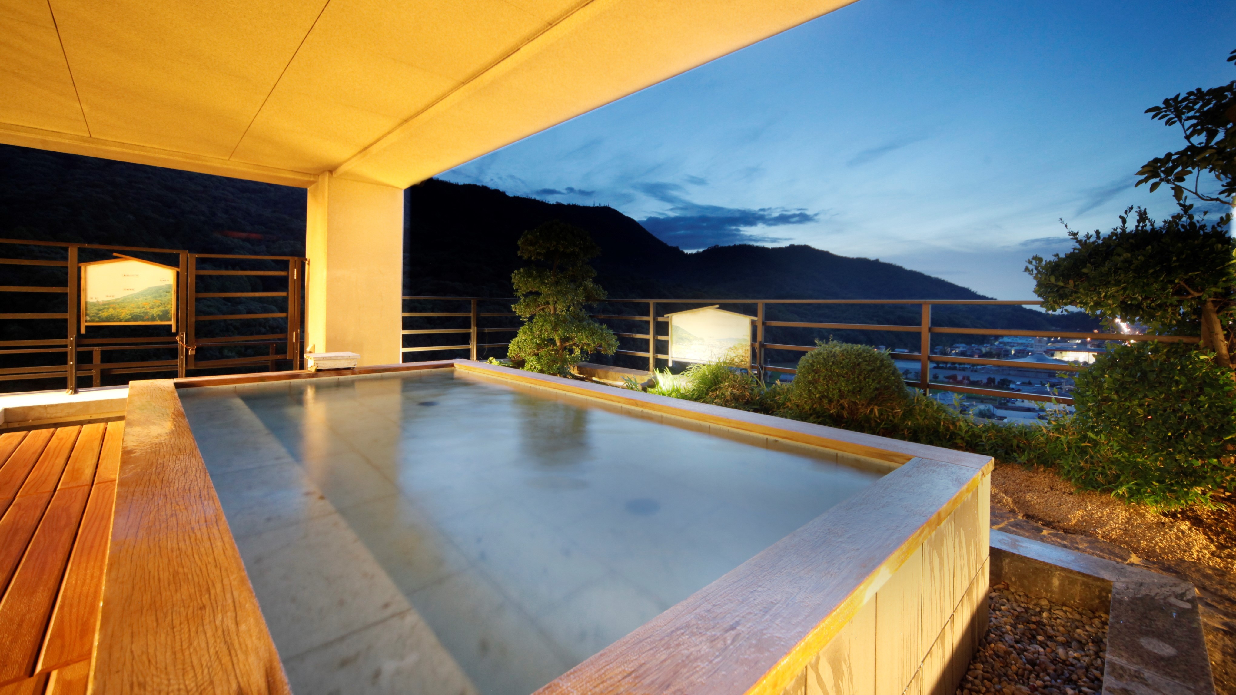 "Yakumo no Yu" is a panoramic bath exclusively for guests staying at Hitenkan.