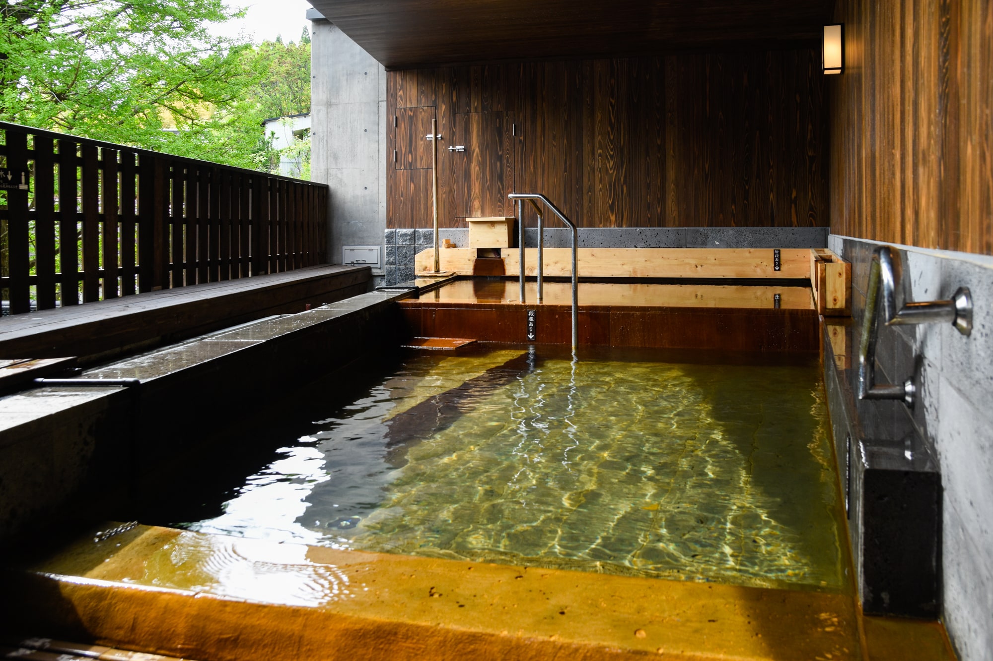 Two-tiered open-air bath: Tsuki no Yu
