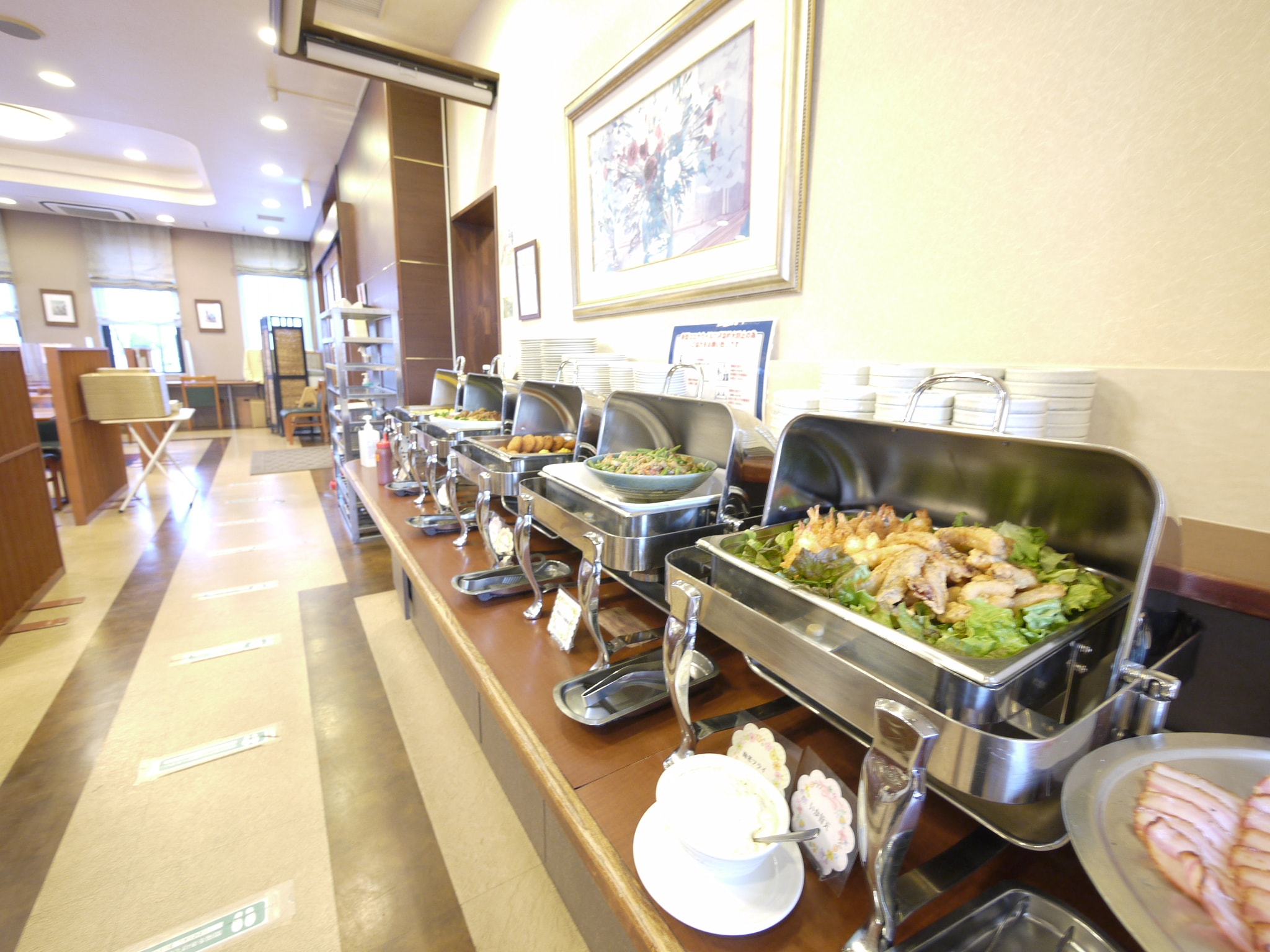 [Breakfast] Japanese and Western buffet available from 6:30 to 9:00.