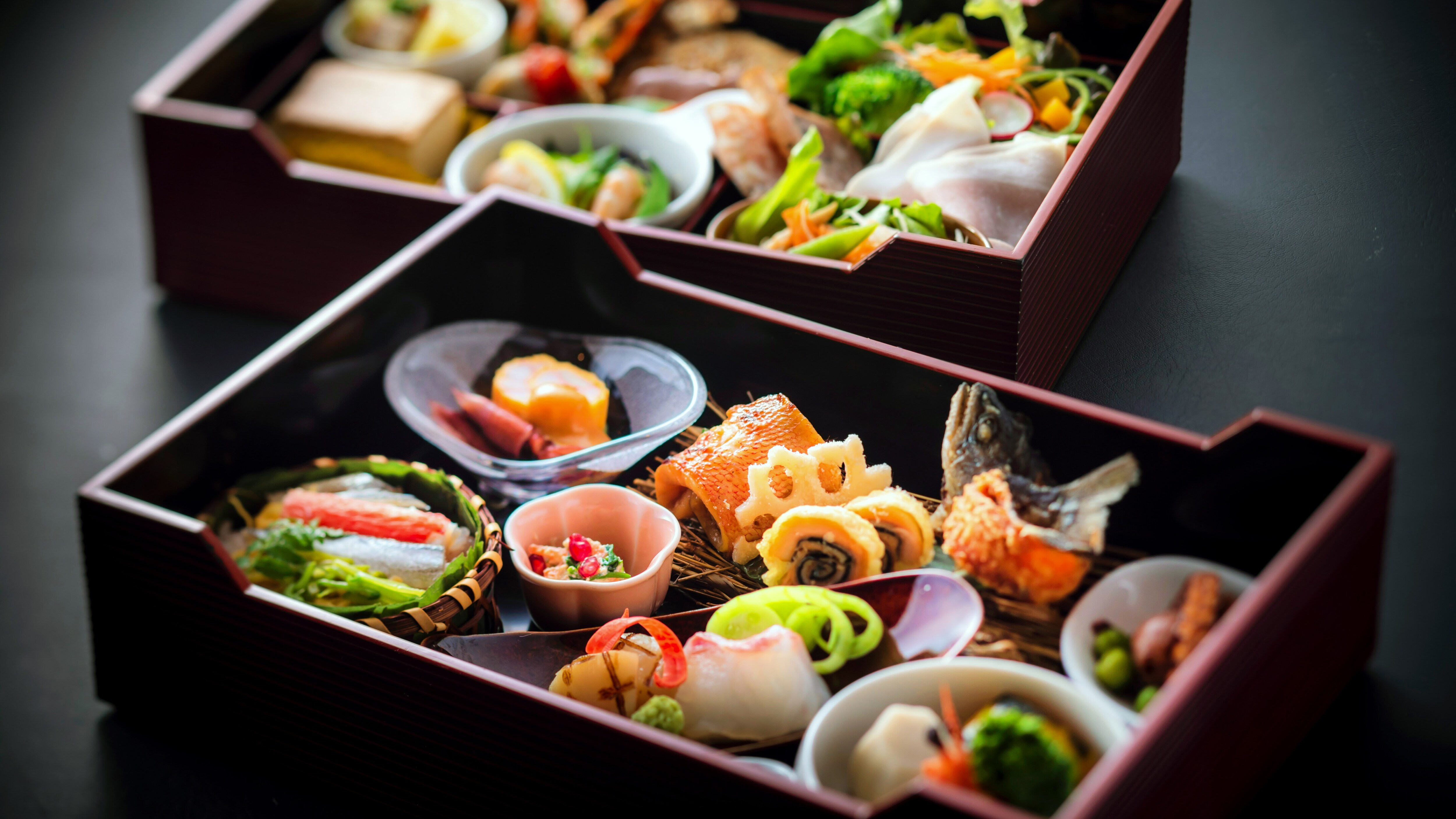 お部屋で目にも鮮やかな御膳をお愉しみください（イメージ）