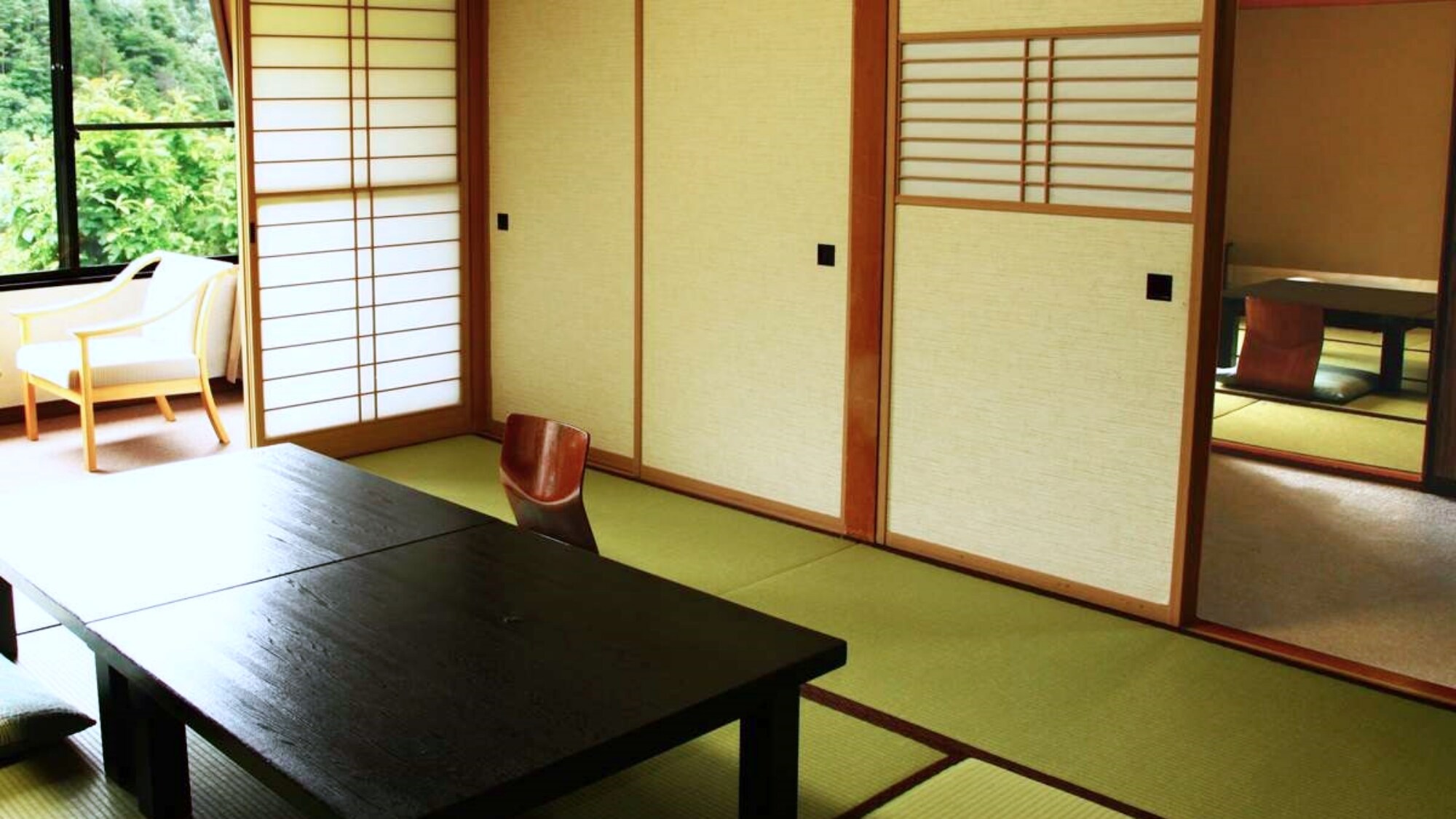 [Main building] Standard guest room: Japanese-style room 10-12 tatami mats / next room [Capacity] 2-8 people