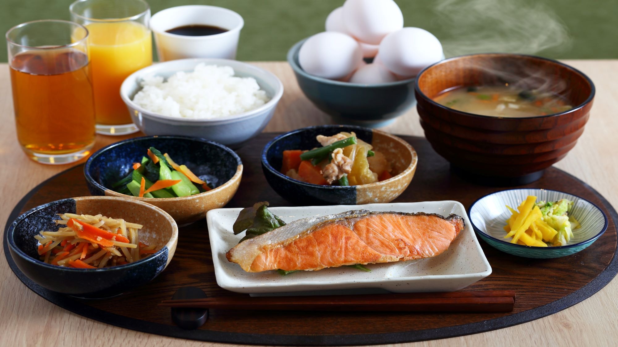 อาหารเช้า 3 แบบให้เลือก [อาหารญี่ปุ่น] *เติมข้าว เครื่องดื่ม และไข่ดิบฟรี