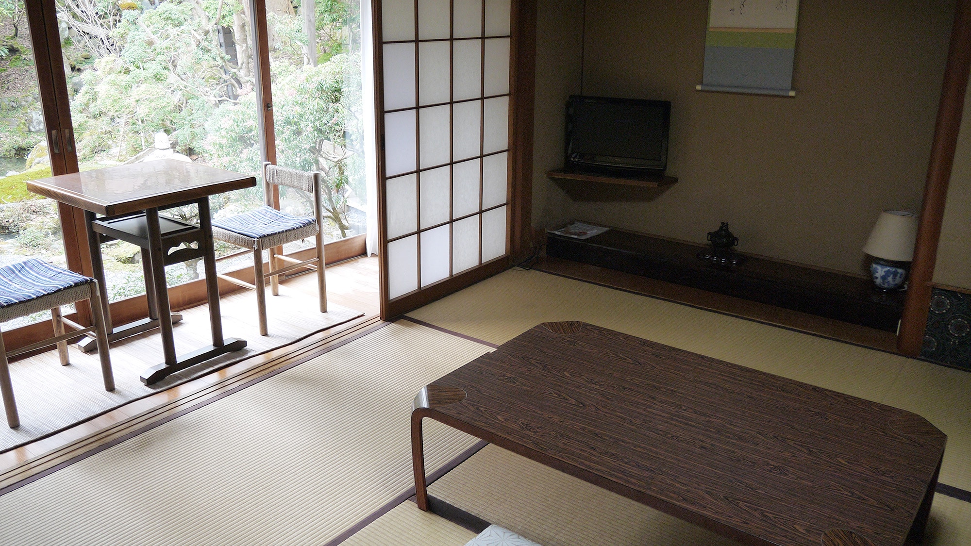 An example of a Japanese-style room of 6 to 8 tatami mats facing the garden [no bathroom or toilet]