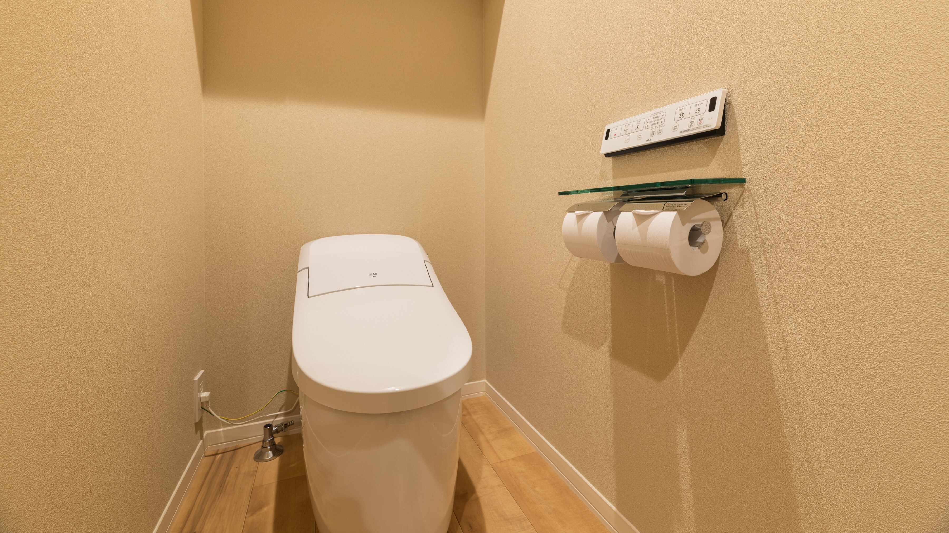 Fully room temperature flush toilet