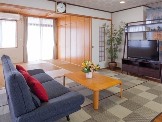 [1F] 客廳配有大型液晶電視和DVD播放器。