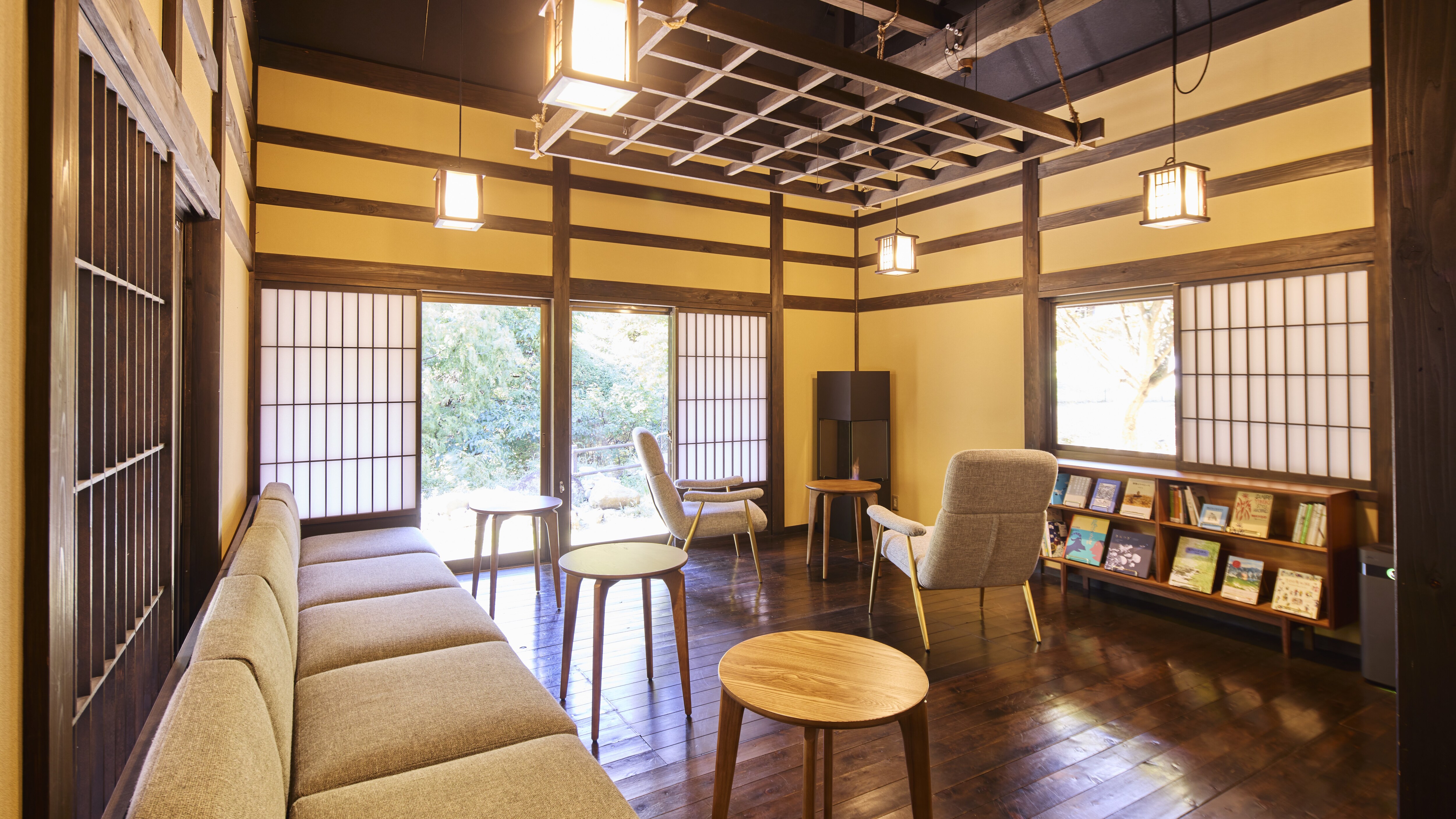 [Lobby Lounge] With large sofas, a fireplace, and picture books, you can spend a relaxing time with your beloved dog.