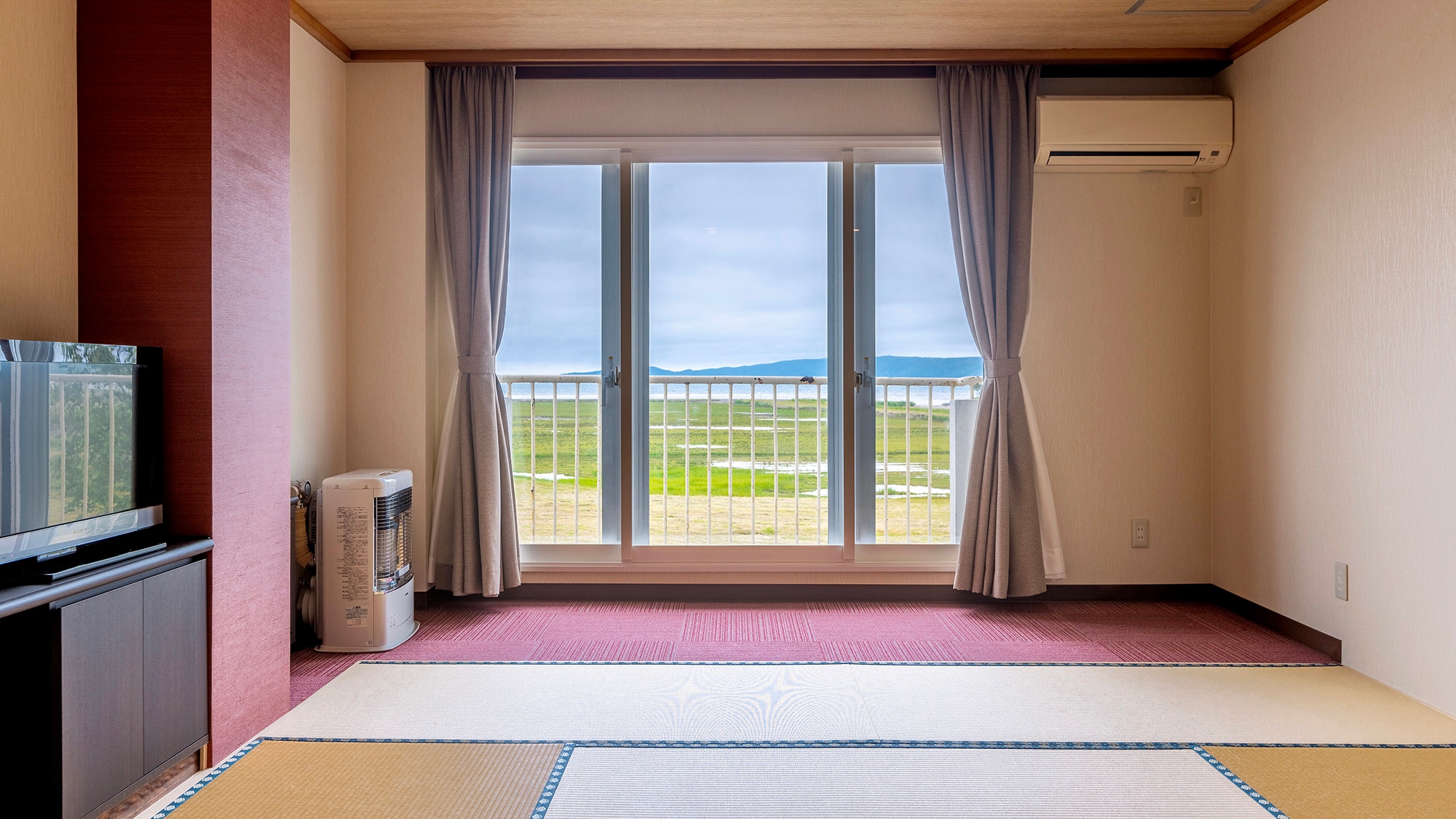 [Lake view] Japanese-Western style superior twin room *Pets allowed