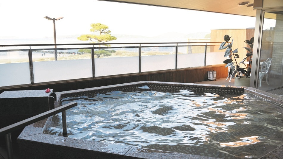 You can enjoy the spectacular view of the Sea of Japan and Kikugahama, which was selected as one of the 100 best sunsets in Japan, from the open-air bath.