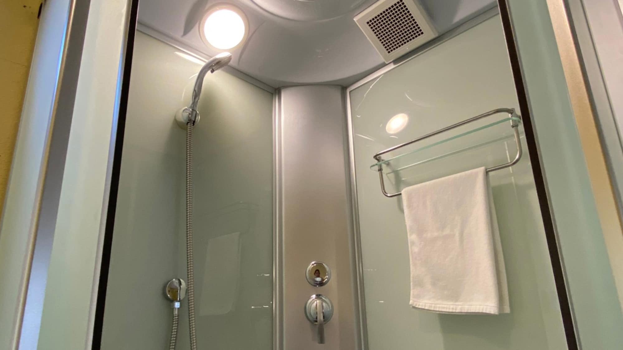 Separate toilet and shower room ☆