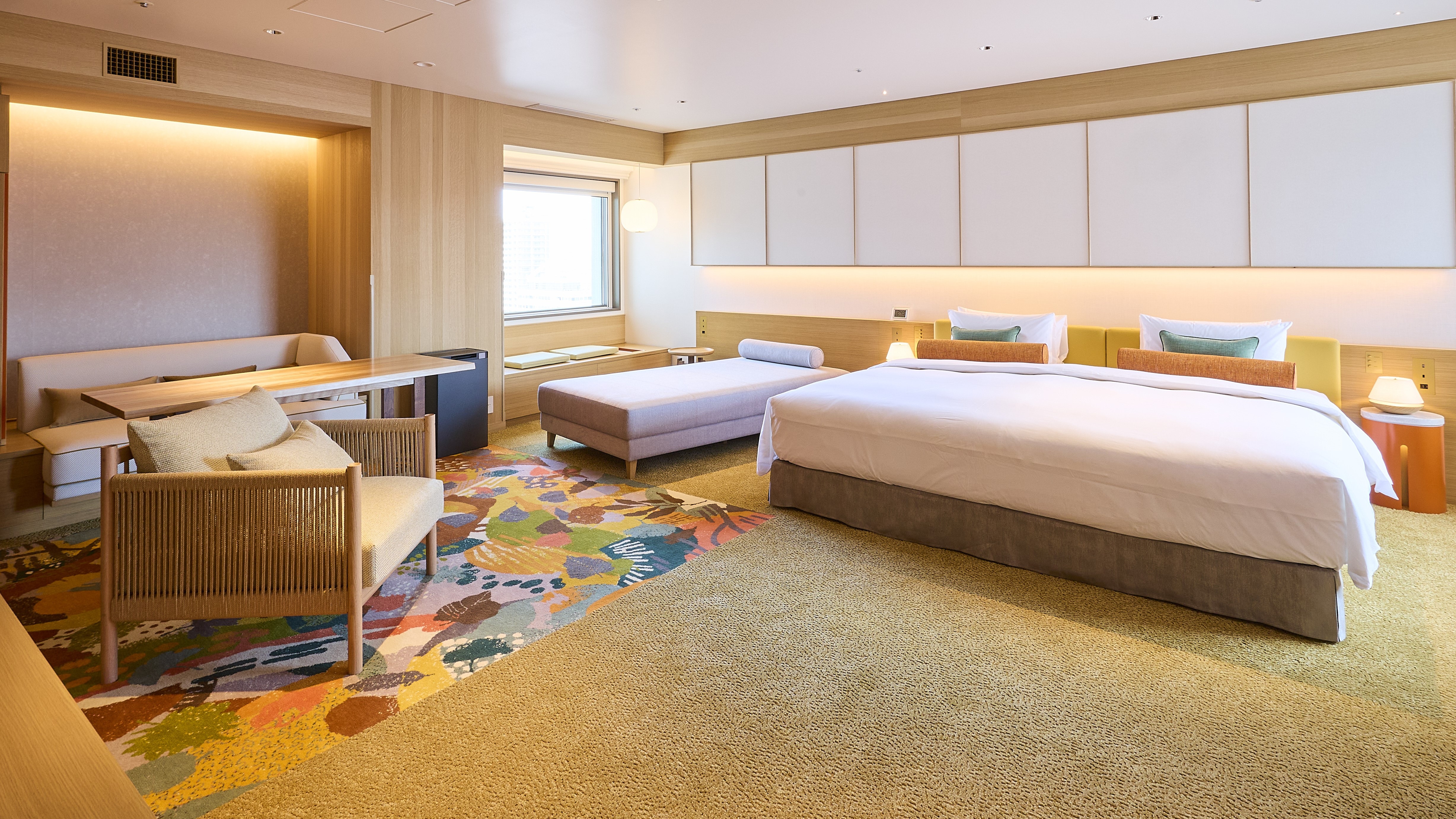 Top floor guest room [Plaza Floor] Plaza Corner King (suite style) 62.8 square meters = Non-smoking =