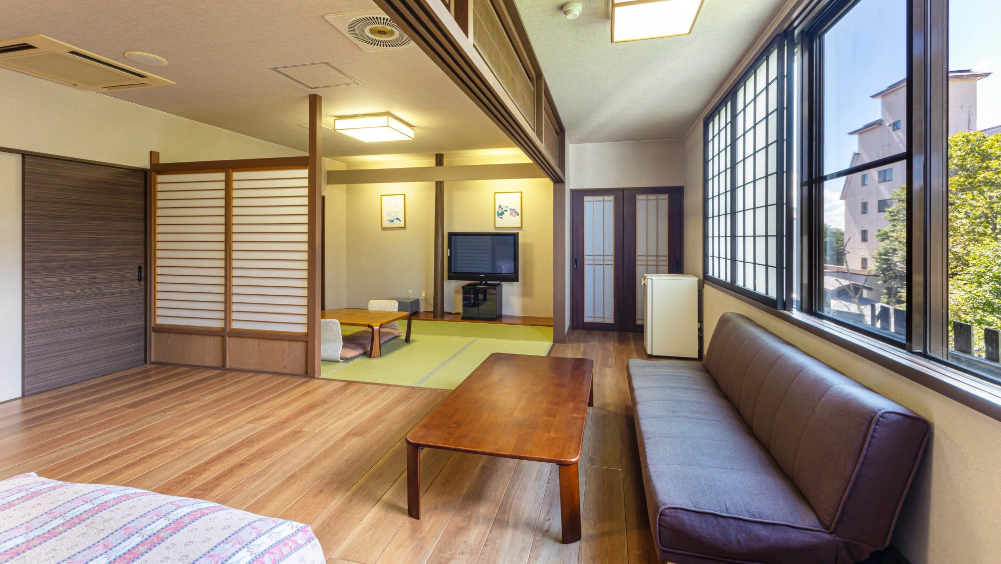 【東館日西合璧房】 這是兩張單人床的房間和8張榻榻米的日式房間。