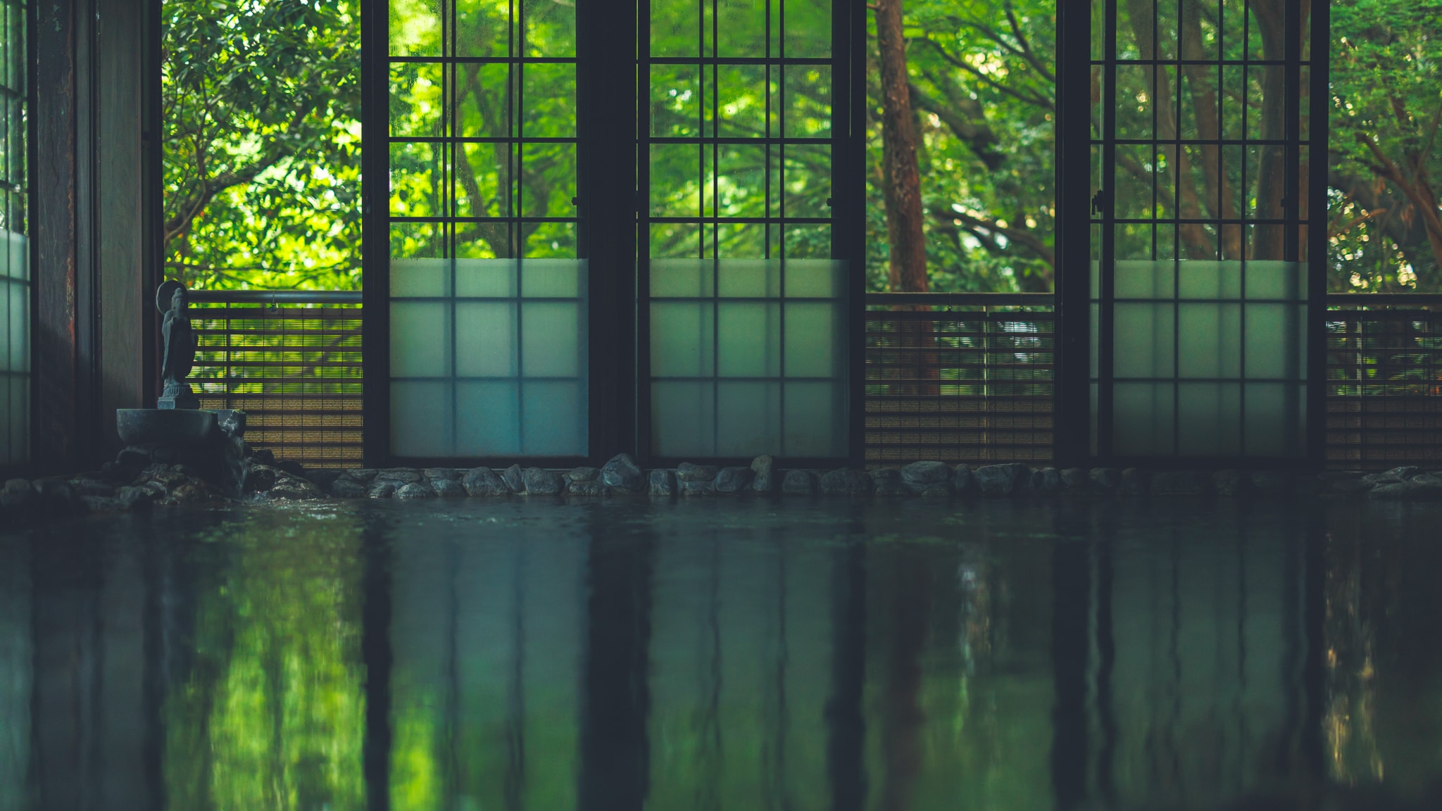 [Large public bath] Natural hot spring water flowing directly from the source ◇ Abundant hot water ◇