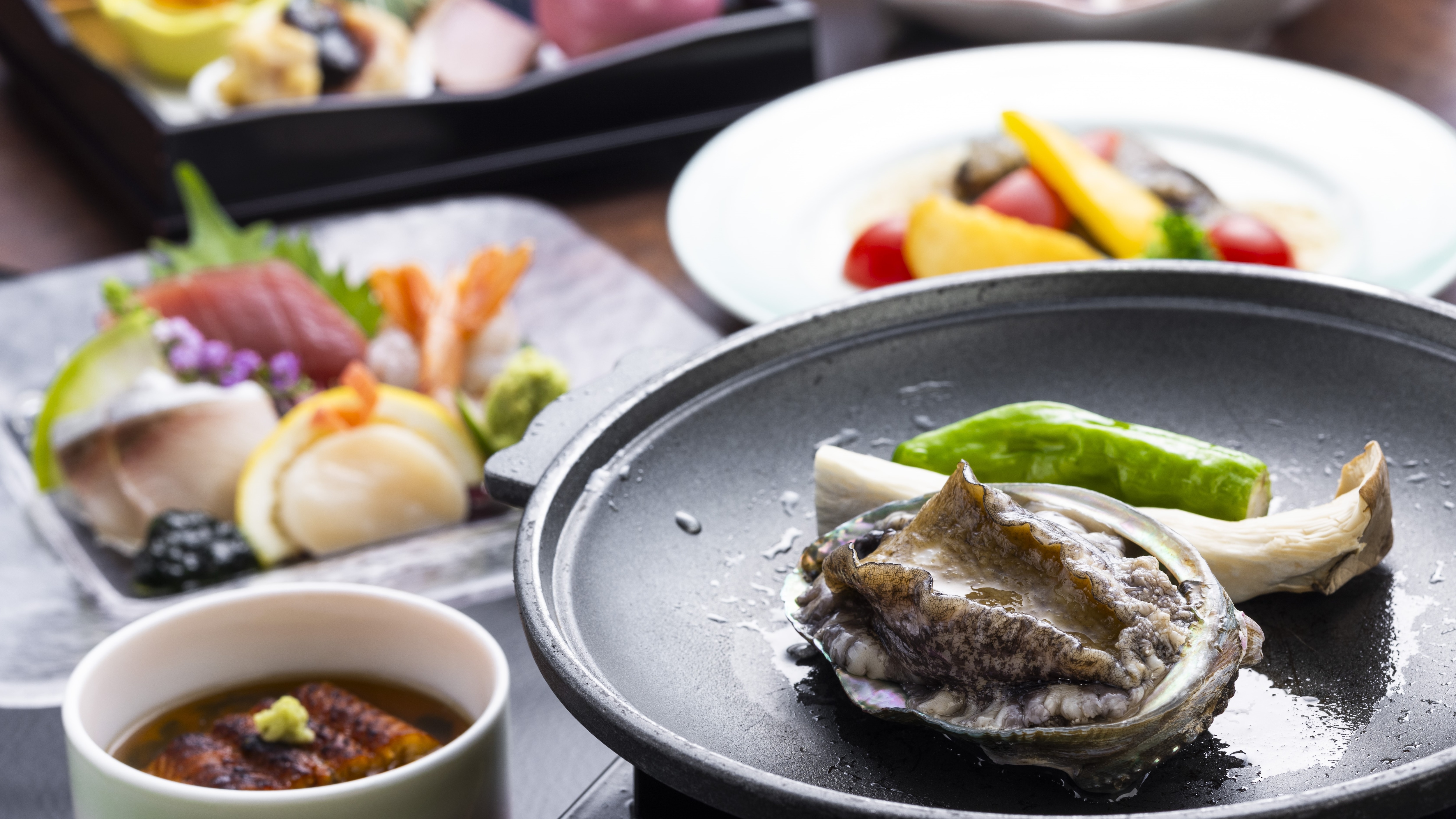 A luxurious meal of soft abalone. One piece per person is included for your complete satisfaction. Standard course. *The photo is for illustrative purposes only.