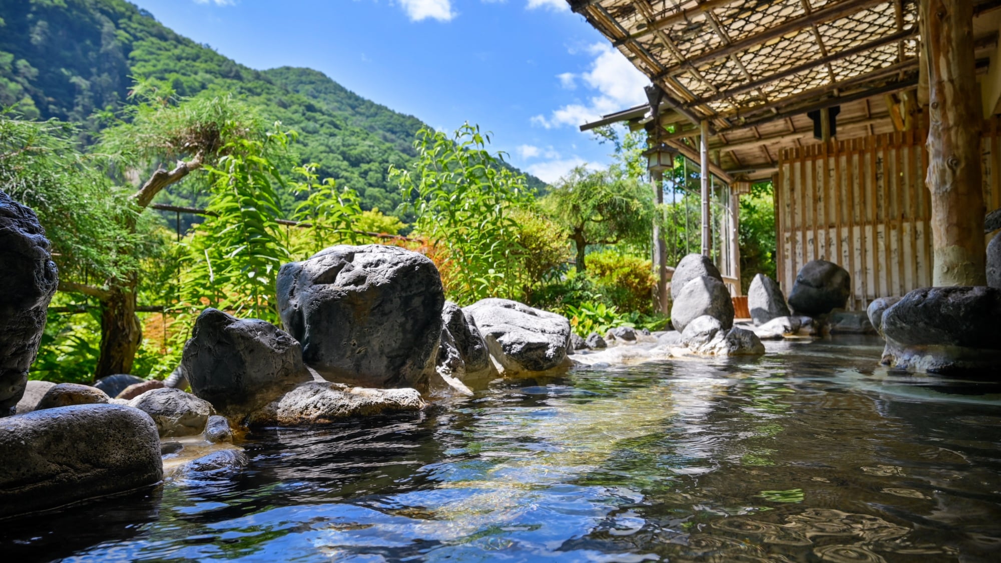 [Mixed-gender open-air bath Akagi no Yu] Enjoy the scenery that resembles a landscape painting