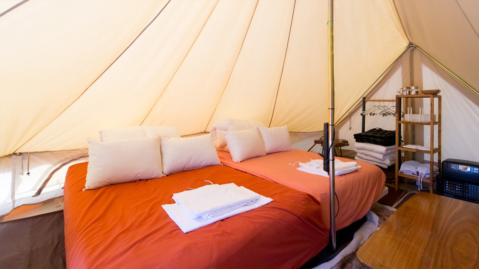 [Comfort TENT] Looks even more cute at night! Enjoy glamping in a triangular tent illuminated by lights