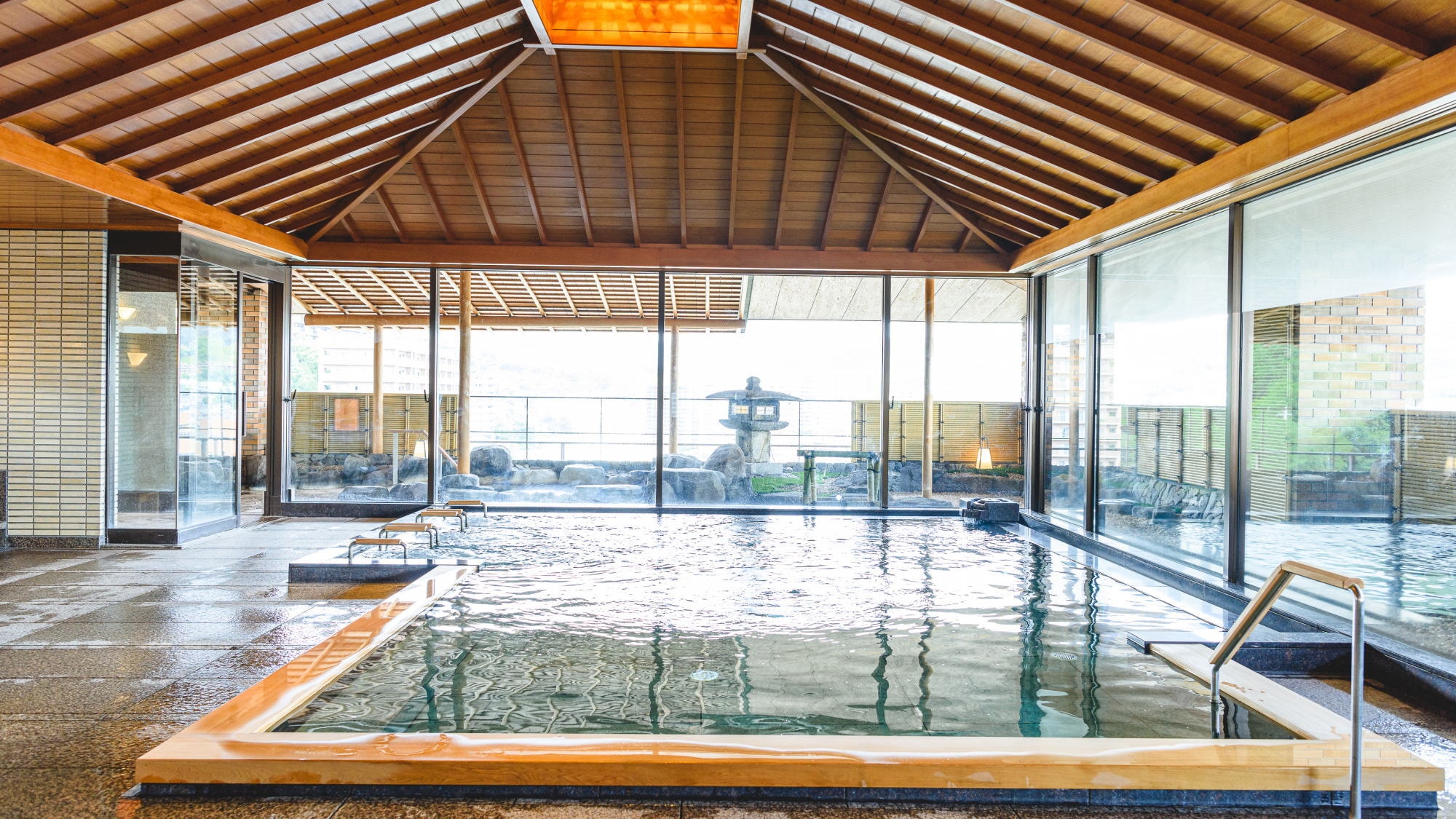 "Hoko-no-Miyu" on the top floor is filled with a sense of openness and cleanliness.
