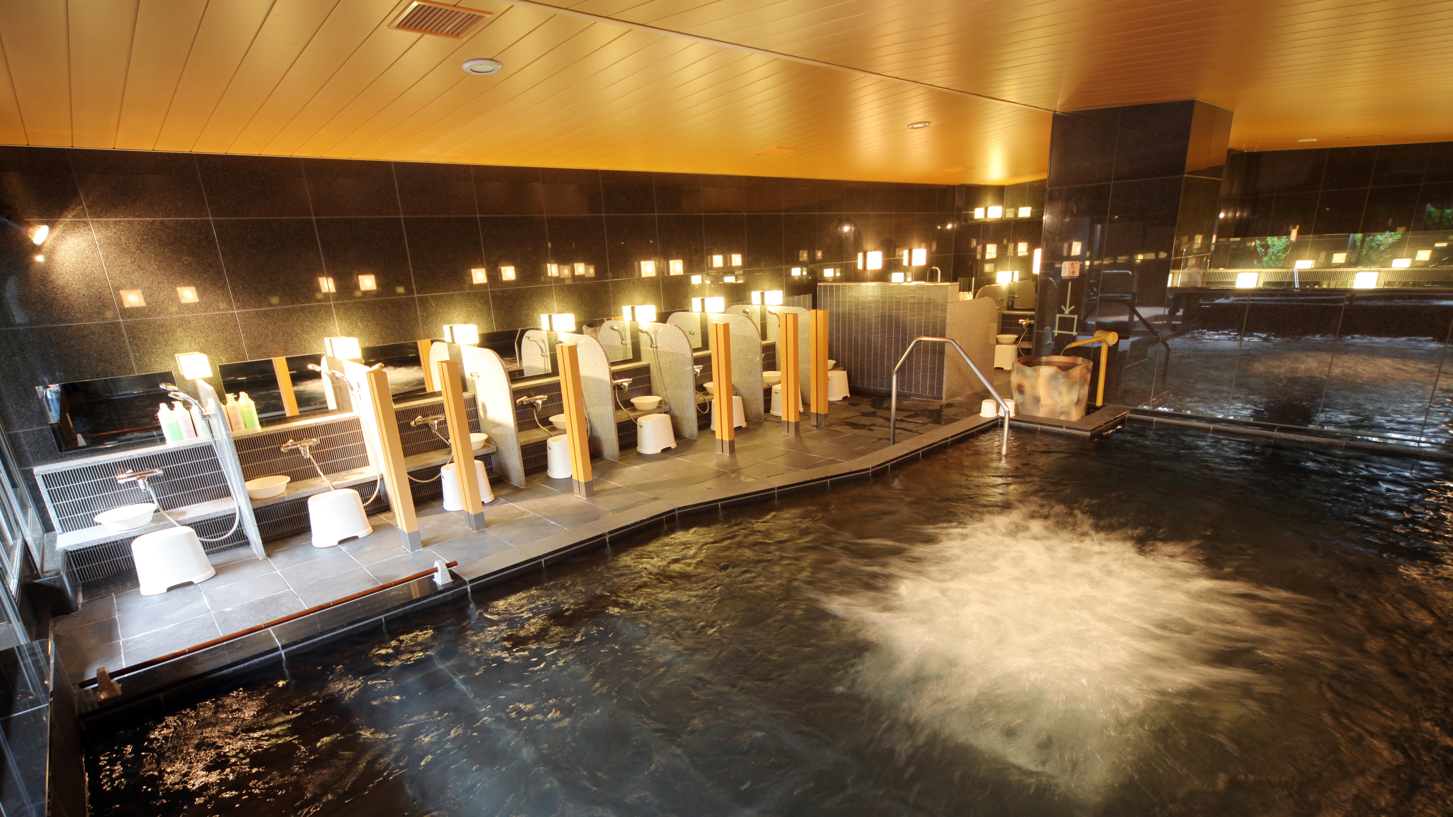 Kamar mandi dalam rumah pemandian besar