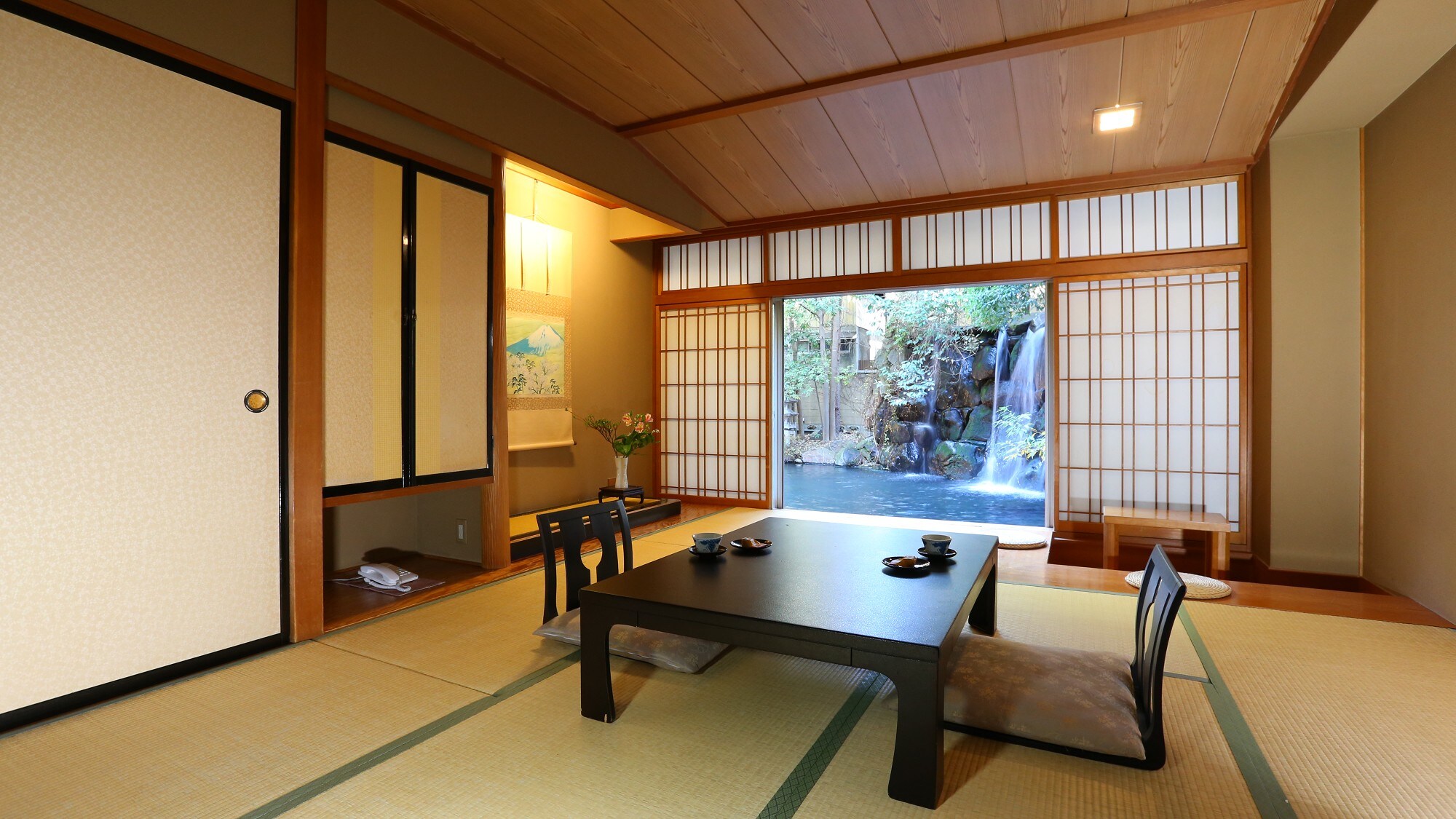 ◇ [Standard] Open-air Japanese-style room (smoking, 10 tatami mats) with a view of the pond garden.