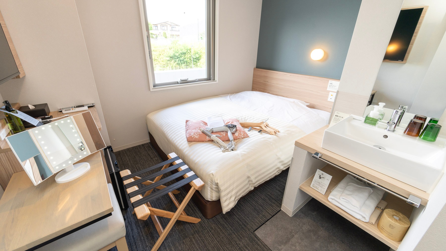 Women-only room, bed size 150cm wide