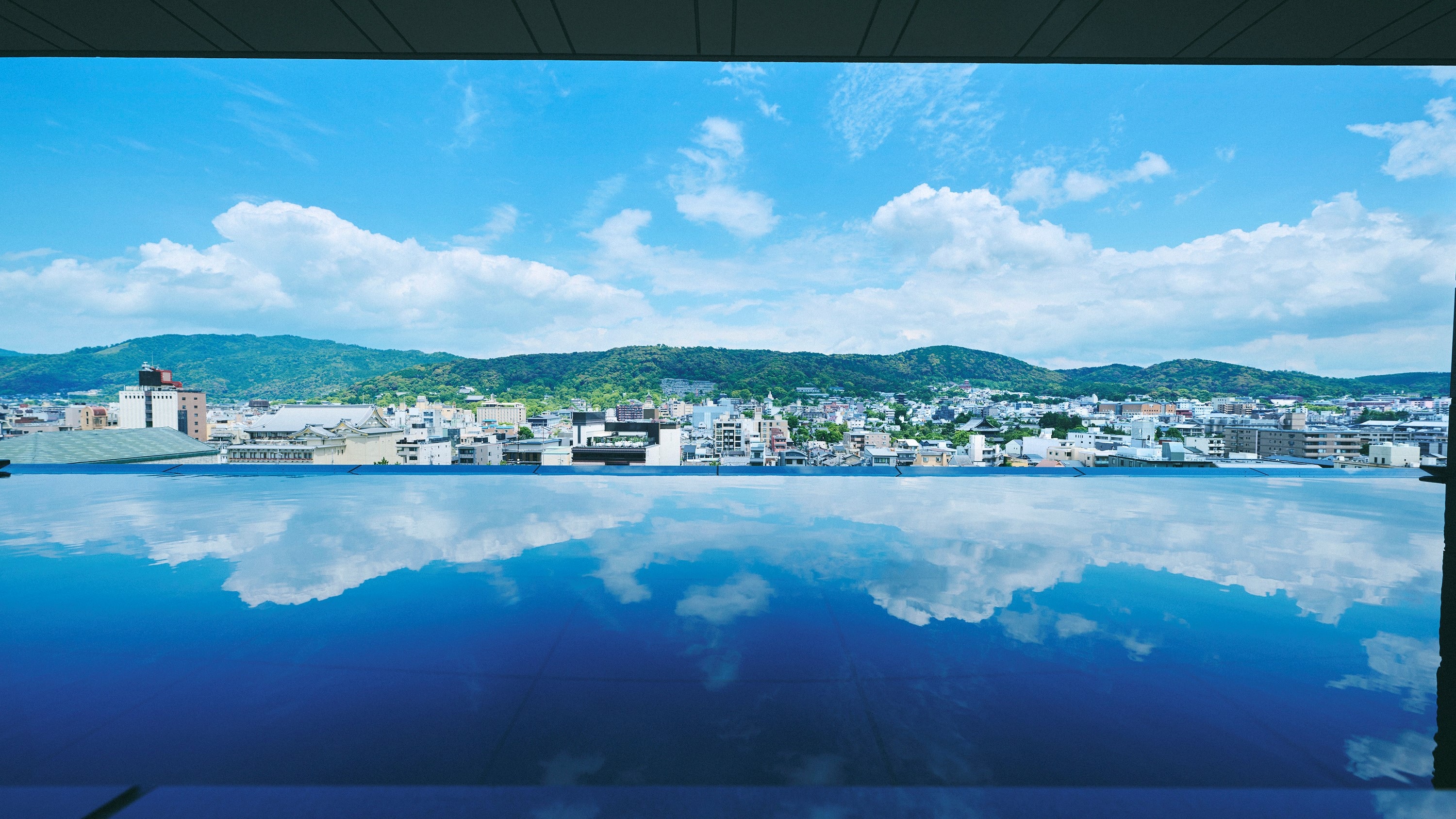 Enjoy the view of Higashiyama from Yasaka-no-Yu, a hot spring in the sky, and the endless standing bath Infinity