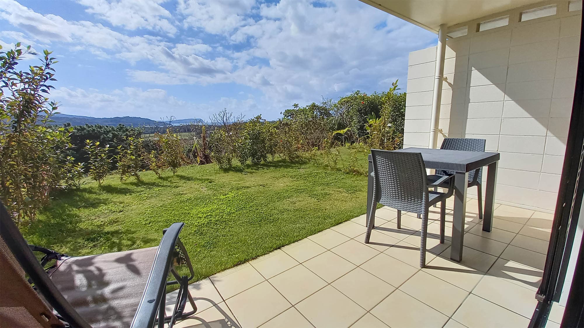 ・ [Terrace] This facility, located on a hill, overlooks the vast nature of the island.
