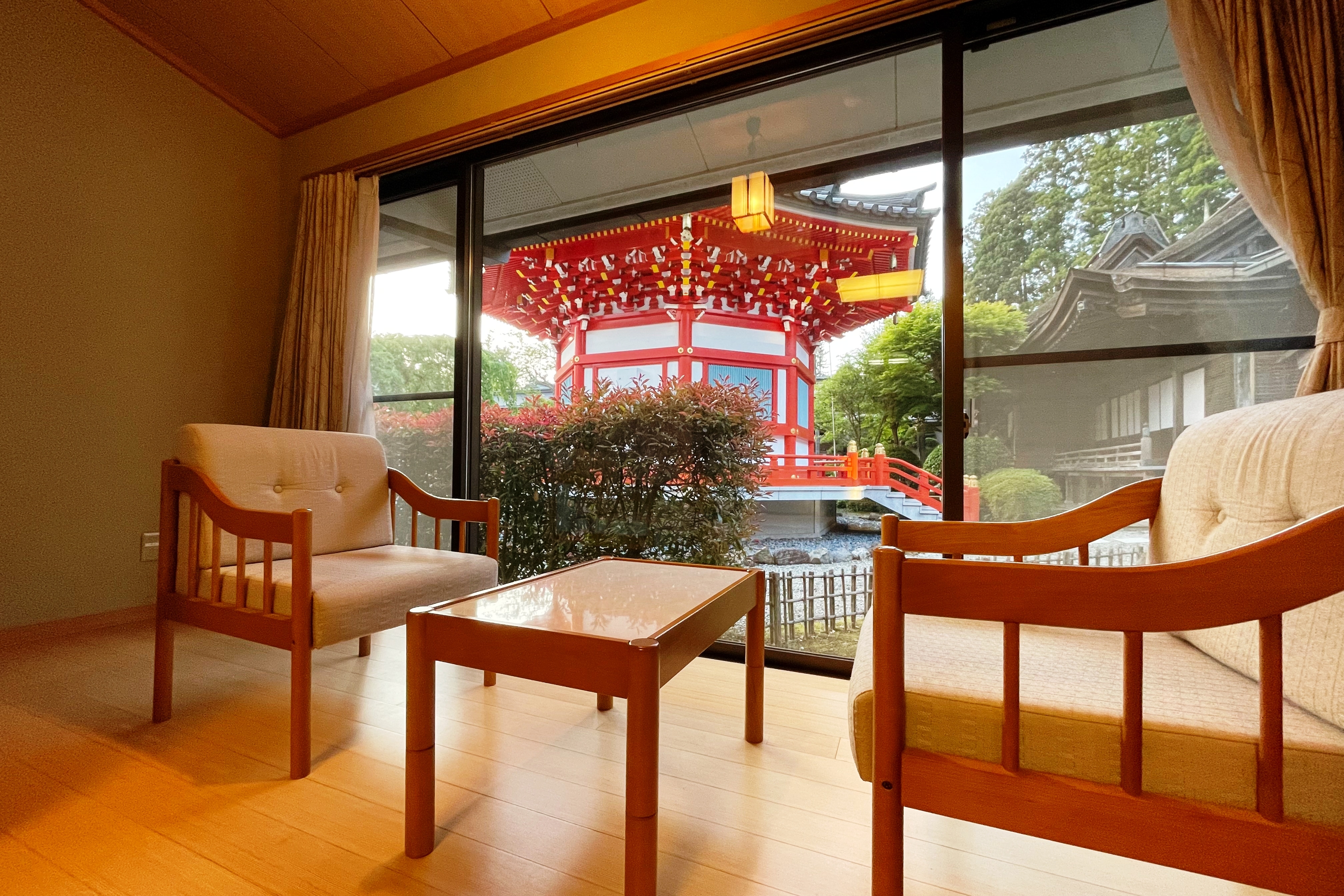 Example of a Japanese-style room (12-14 tatami mats) facing the garden (toilet, air conditioner, Wi-Fi)