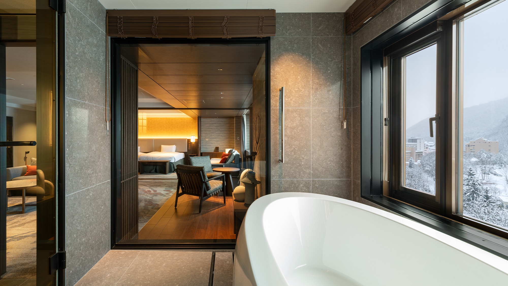[View Bath] Phòng Royal Suite (100m2): Phòng lớn nhất khách sạn, nội thất sang trọng.