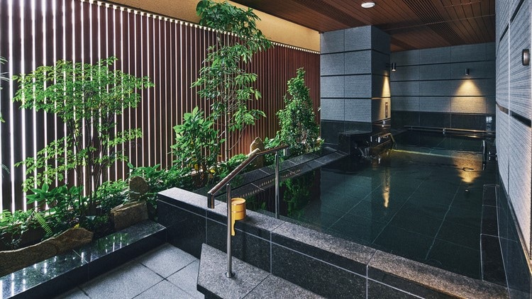 The large natural hot spring bath "Niwa no Yu" is a relaxing space surrounded by soft light, where you can enjoy the Shijo Kawaramachi hot spring water pumped up from within the premises.