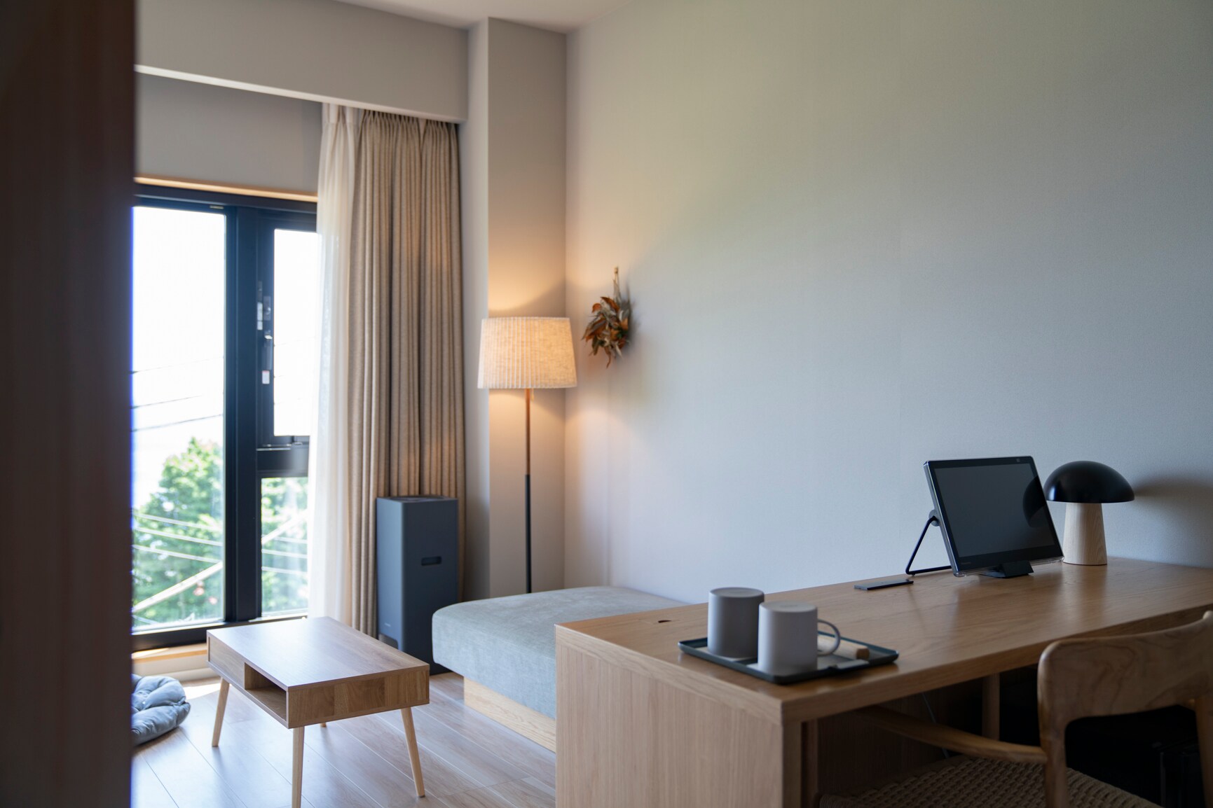 [ห้องสุนัขพร้อมวิวทะเล] จุดเด่นคือมีโต๊ะทำงานให้ทำงานพร้อมชมวิวทะเลไปด้วย