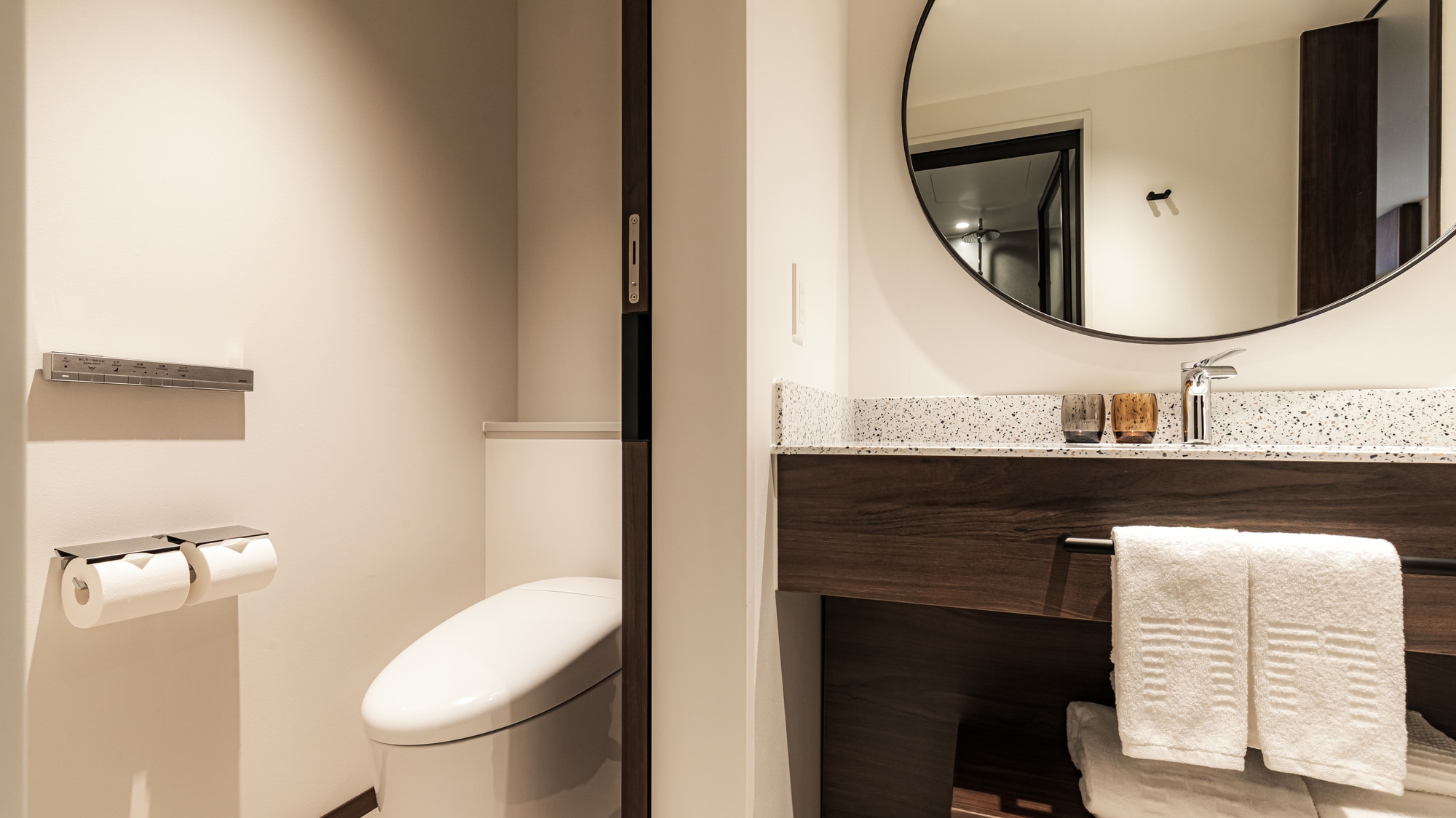 Essential Double/Hollywood Twin bathroom (example)