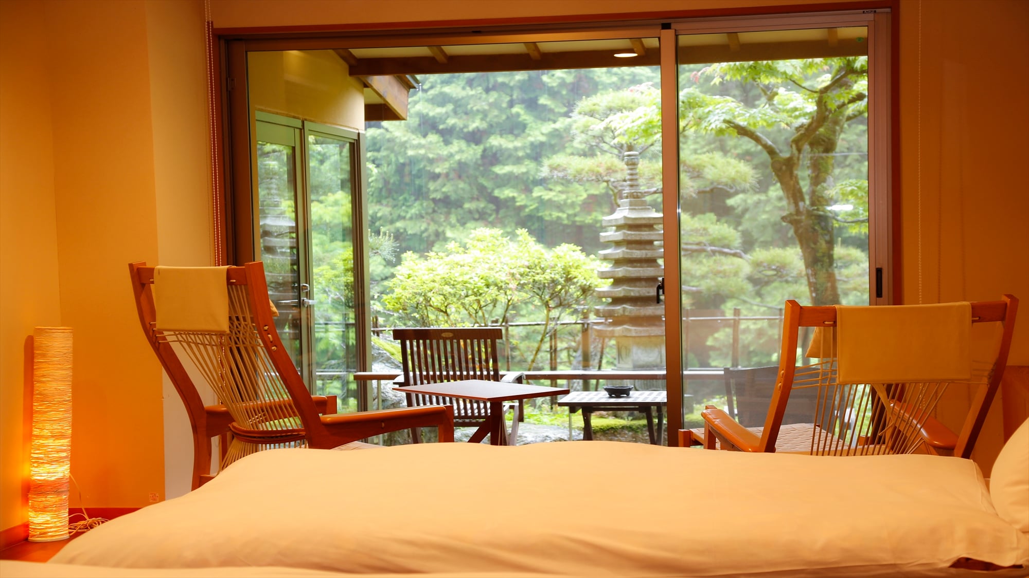 《Morning room 136》 Flower-shaped indoor bath + Japanese-style room 6 tatami mats + twin beds + garden terrace