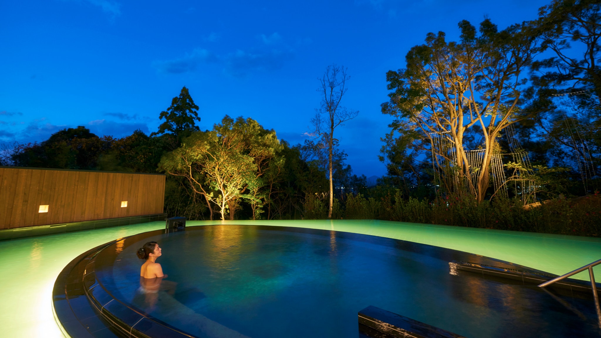When you soak in the bath, you can enjoy a comfortable feeling of openness, and enjoy the scent of trees and the seasonal atmosphere reflected in the calm water surface.