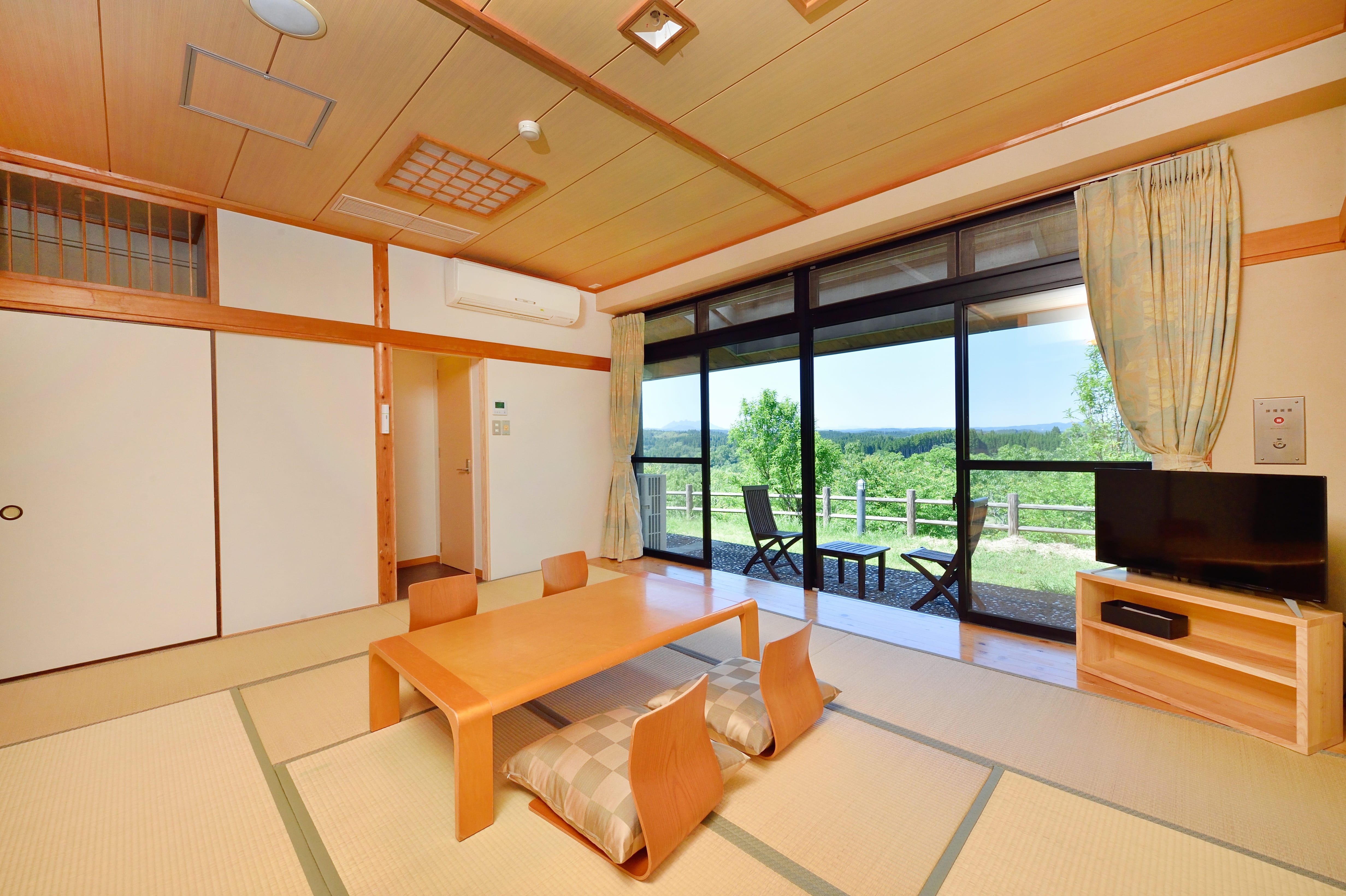 Japanese-style room with toilet, no bath