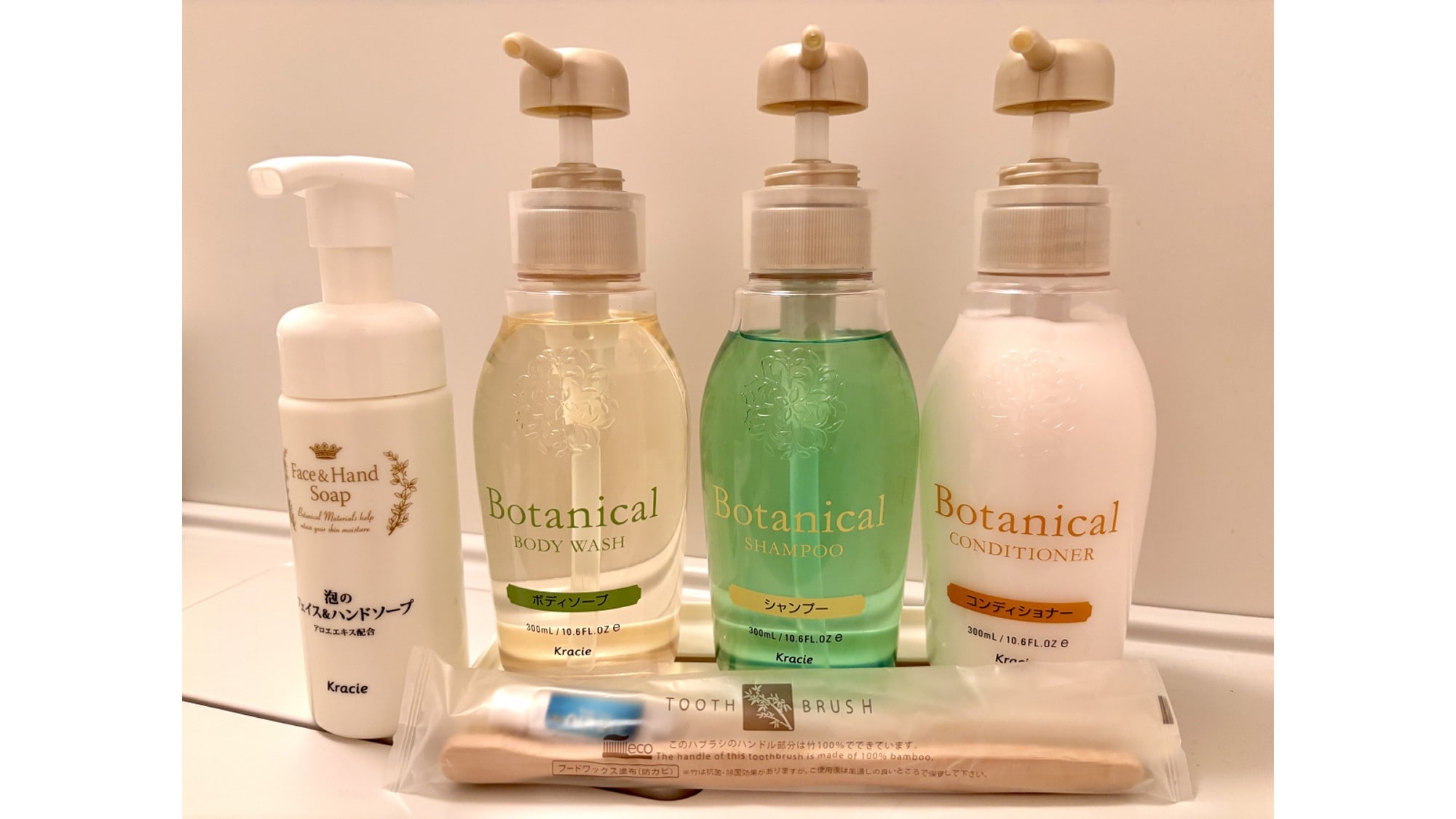 [สิ่งอำนวยความสะดวกในห้องพัก] มีแชมพูและสบู่สมุนไพร สบู่ล้างมือ และแปรงสีฟันให้บริการ