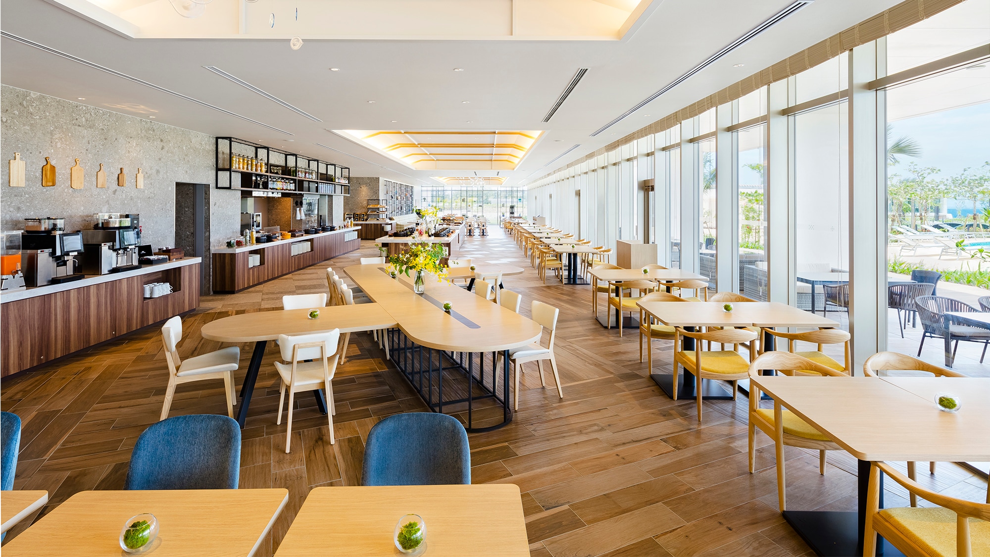 【Amahazi 全日制餐厅】一边欣赏美丽的花园景色，一边享用当地和国际美食。