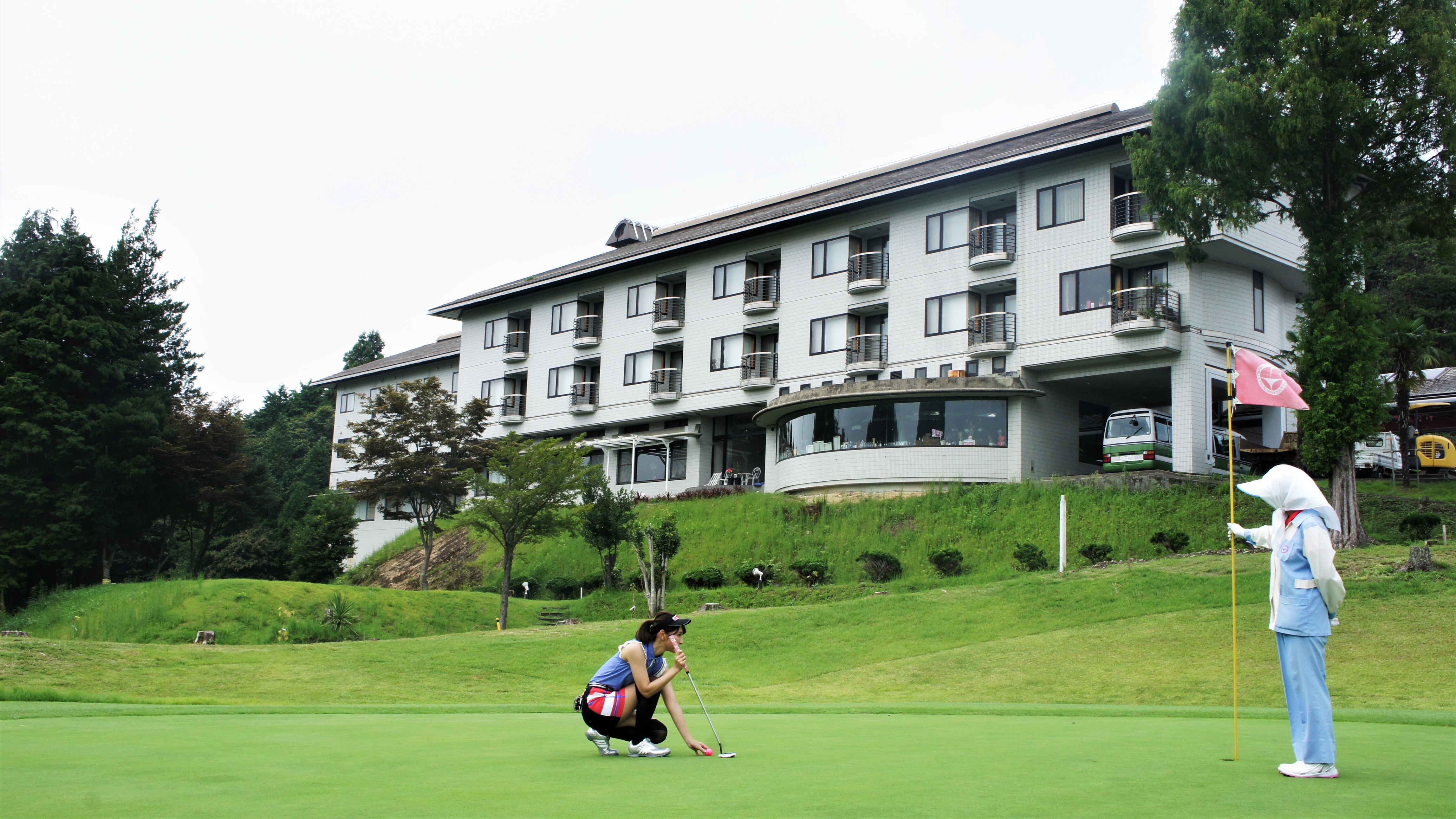 Eksterior hotel dari East 9th Green