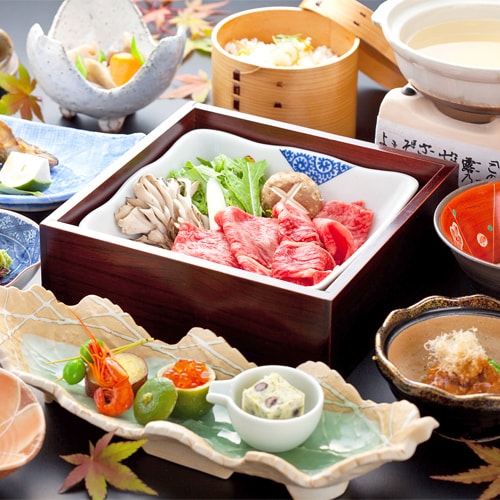 这是以肉质柔嫩、香甜的牛肉涮锅为主的多道菜套餐。菜单可能会根据季节不同而略有变化。