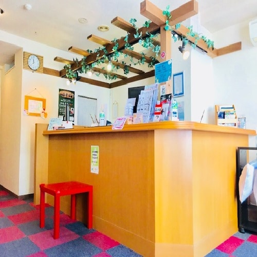 我们将在我们小屋风格的前台微笑迎接您。