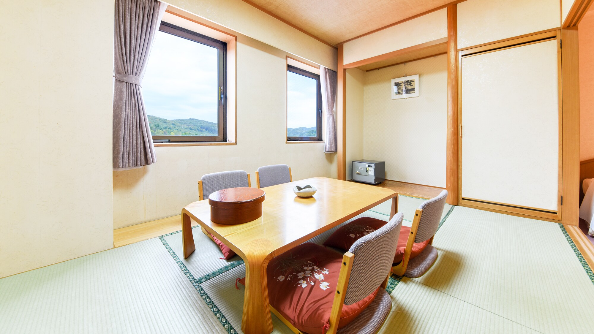*Japanese-Western style room/We offer bright, spacious and relaxing rooms.