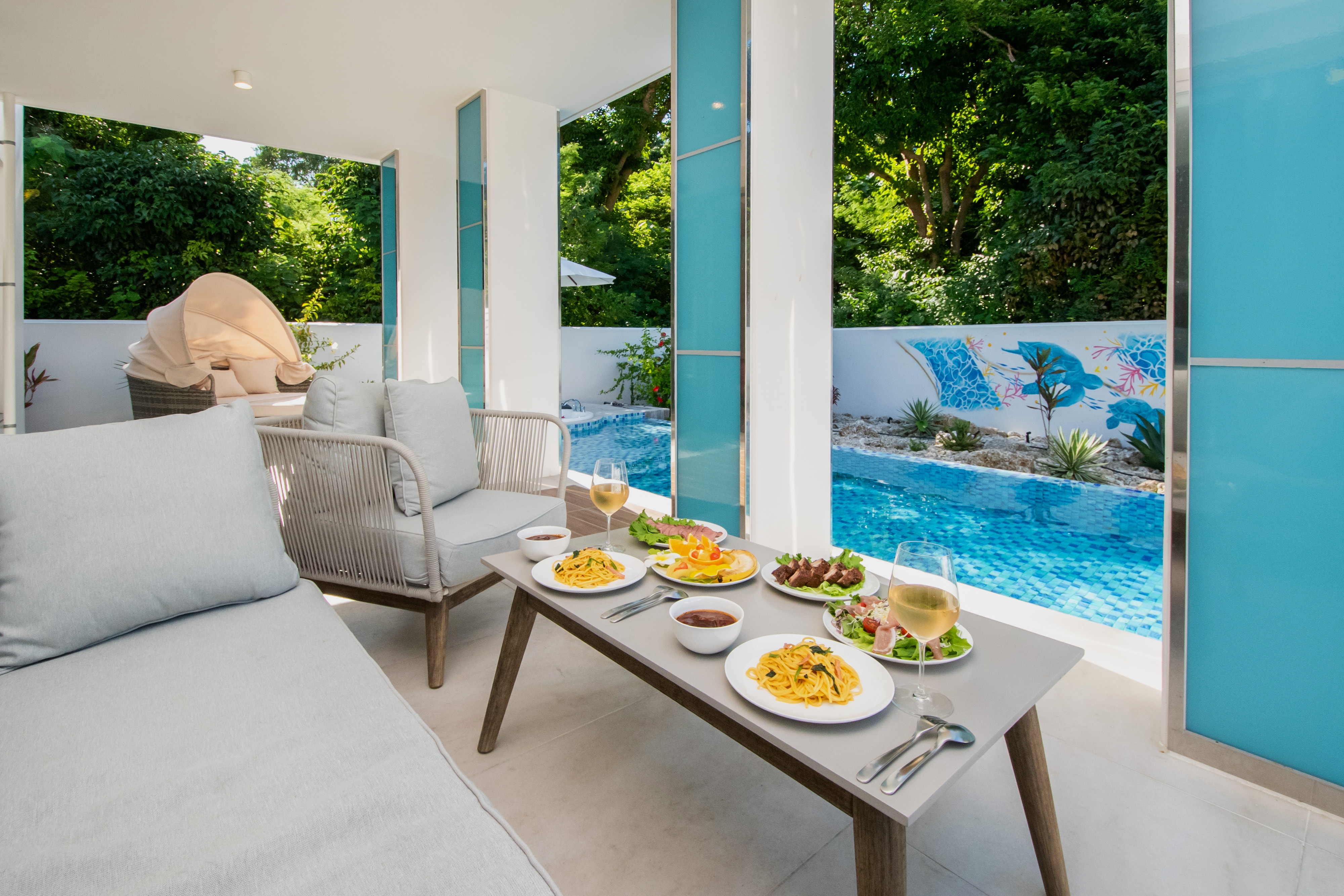 Pool terrace, cuisine