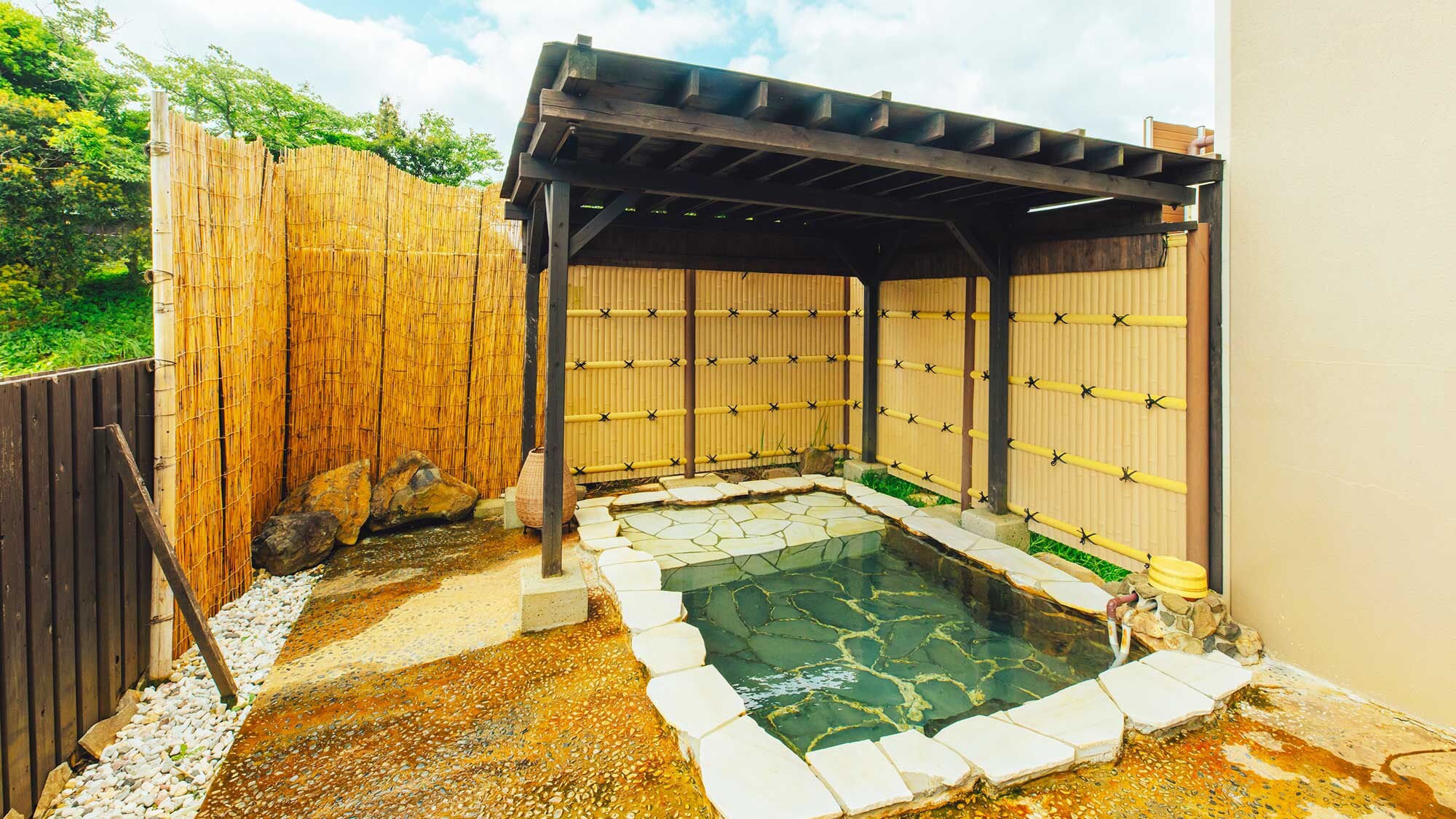 [Open-air bath] The open-air bath next to the large public bath is a soothing space enveloped in silence. The temperature is lower than the indoor bath.