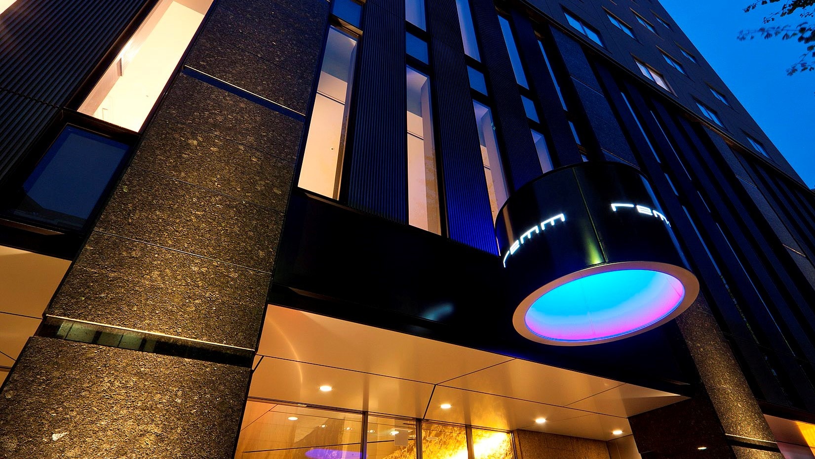 ホテル外観（夜）