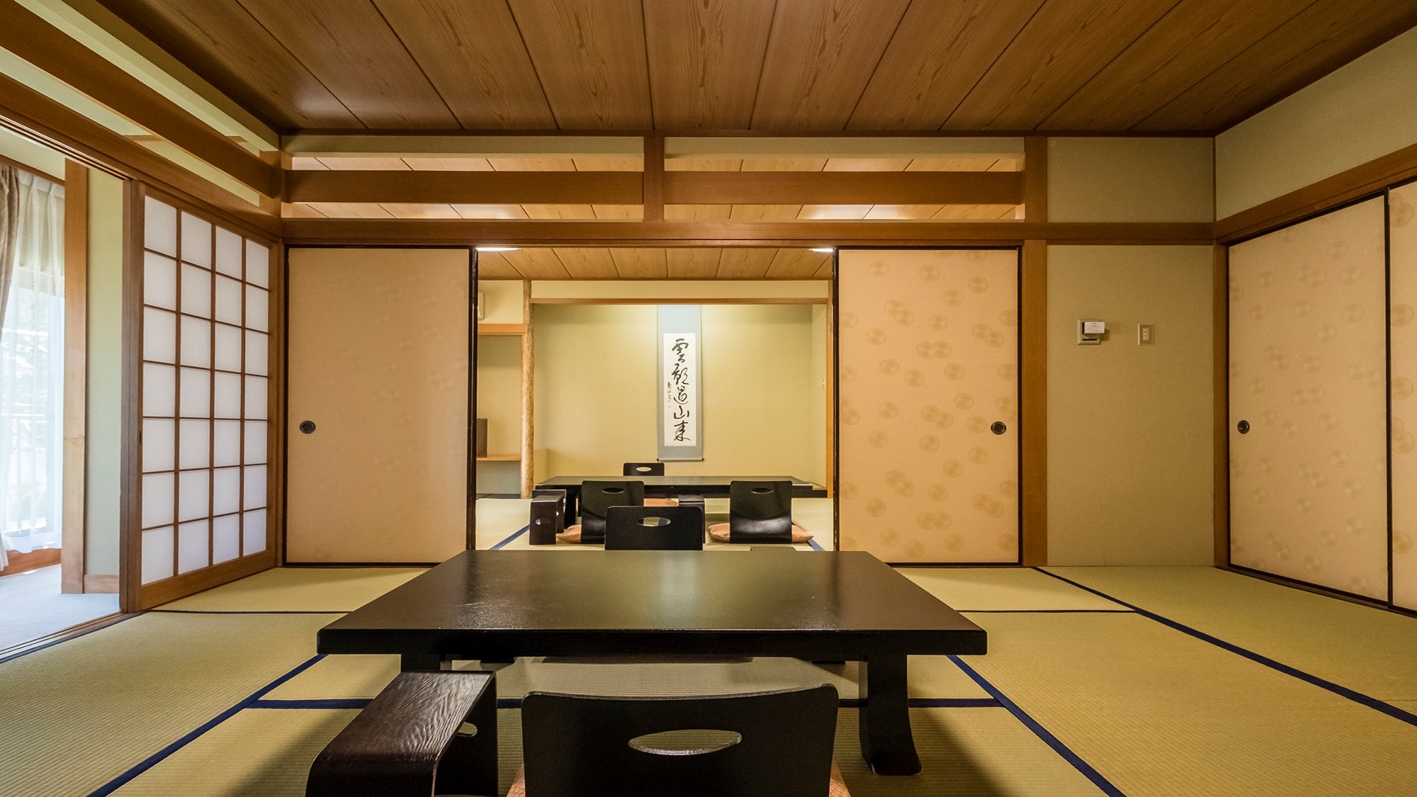 [Mountain side deluxe room] 10 tatami mats + 12 tatami mats with wide rim