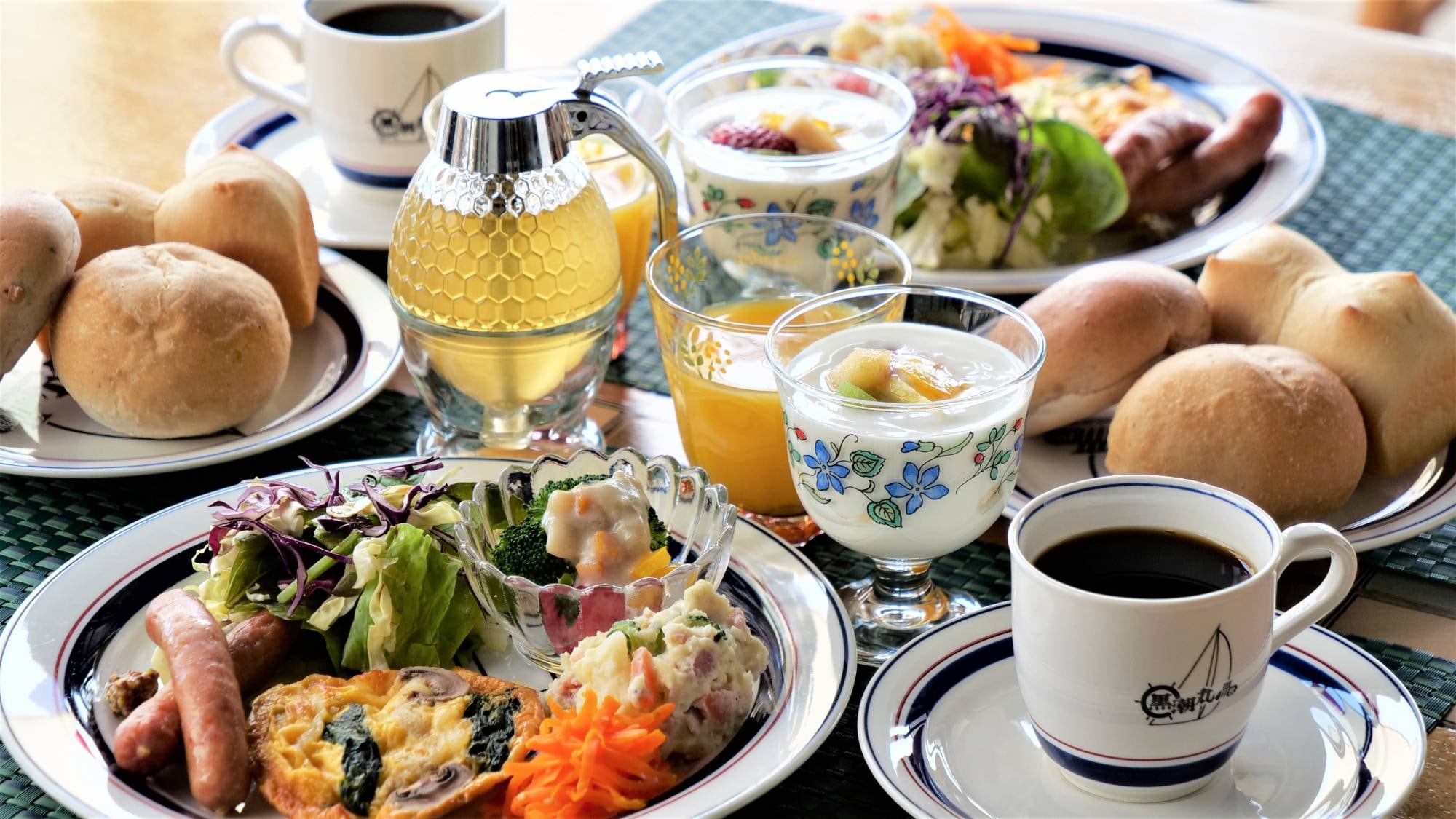 ・ [Breakfast example] A Western breakfast plate where you can enjoy fresh vegetables and freshly baked bread. Enjoy with homemade honey